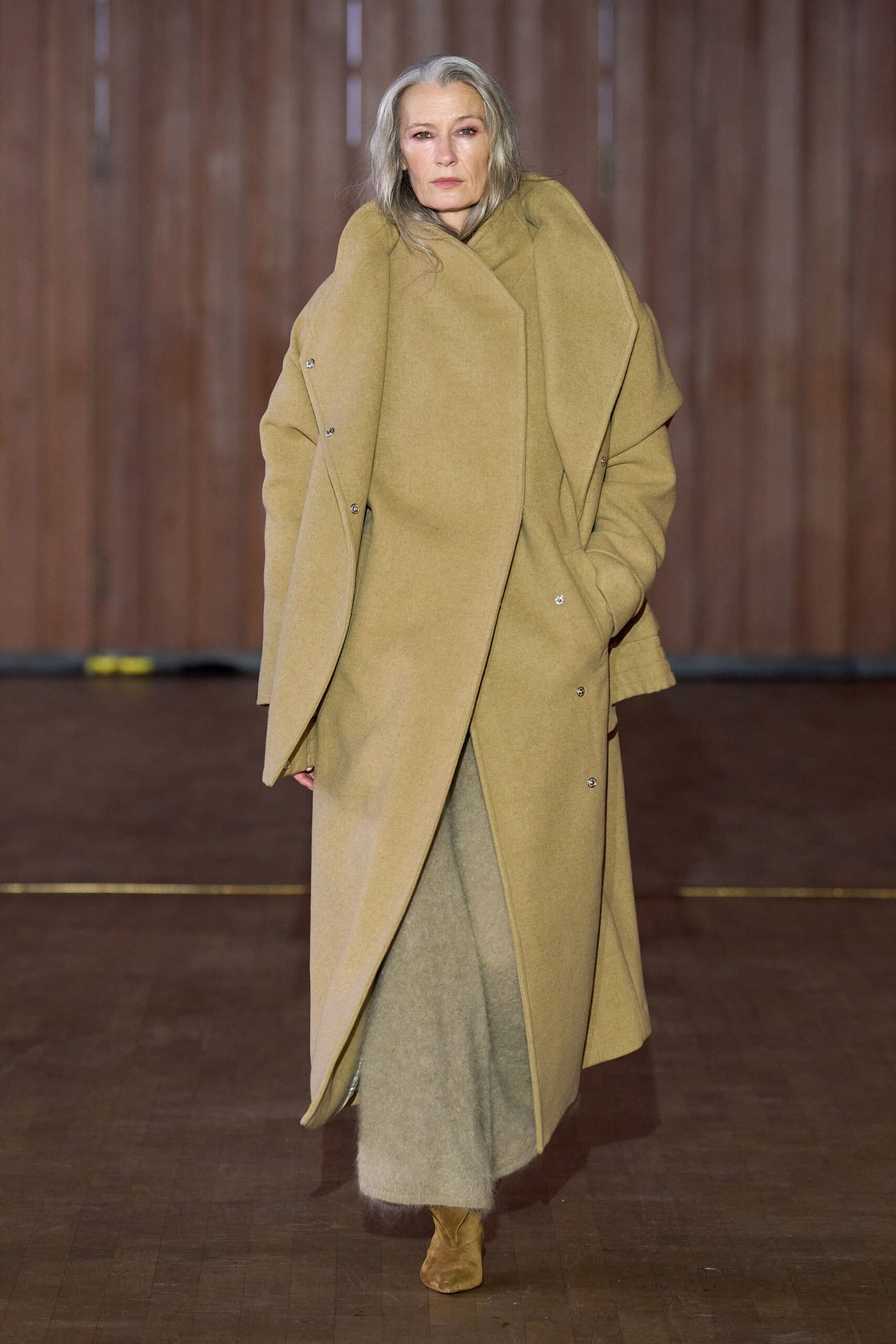 beige wool long-sleeve collared oversized buttoned coat