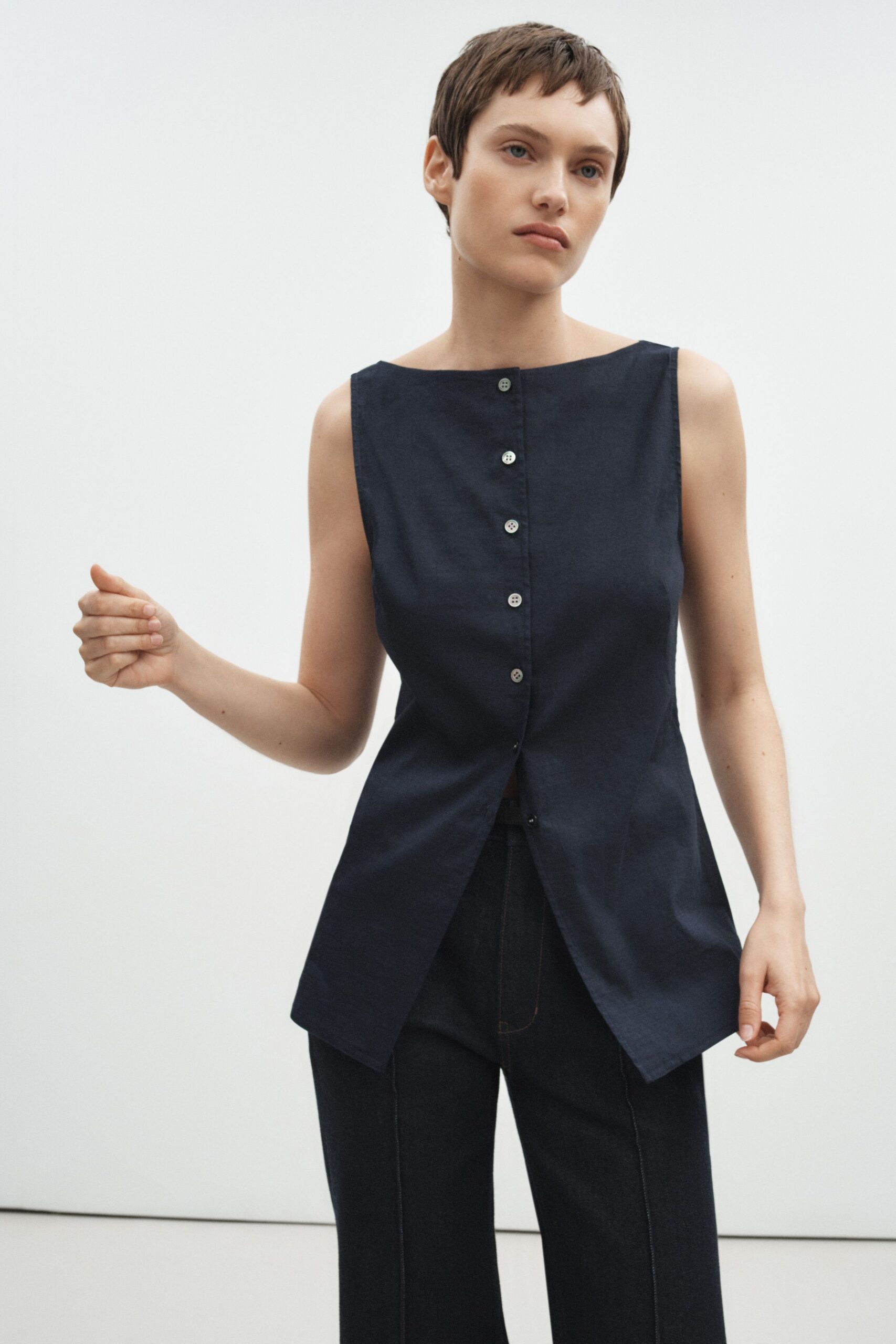 blue cotton sleeveless collared relaxed buttoned top