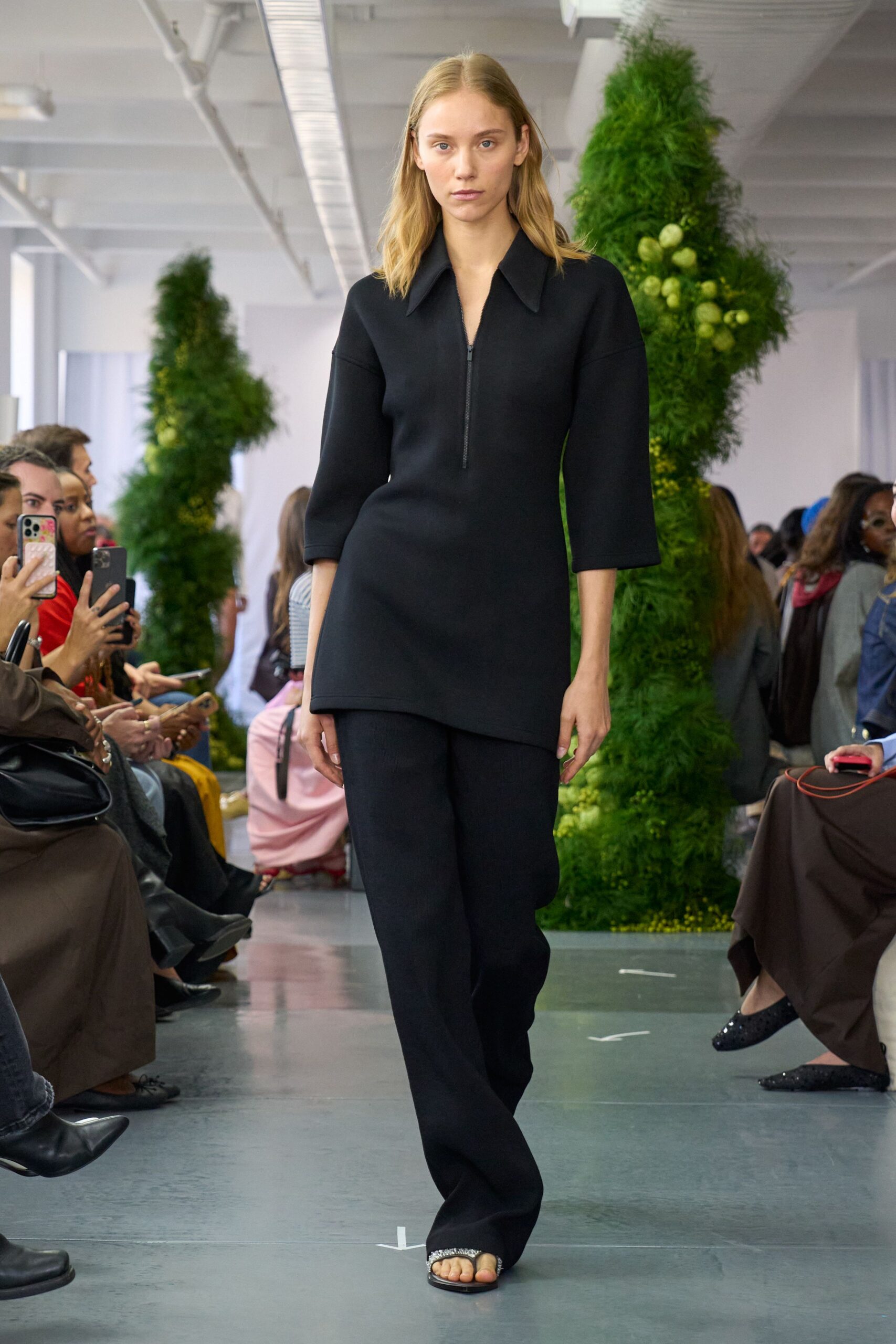 black wool long-sleeve collared fitted zippered top