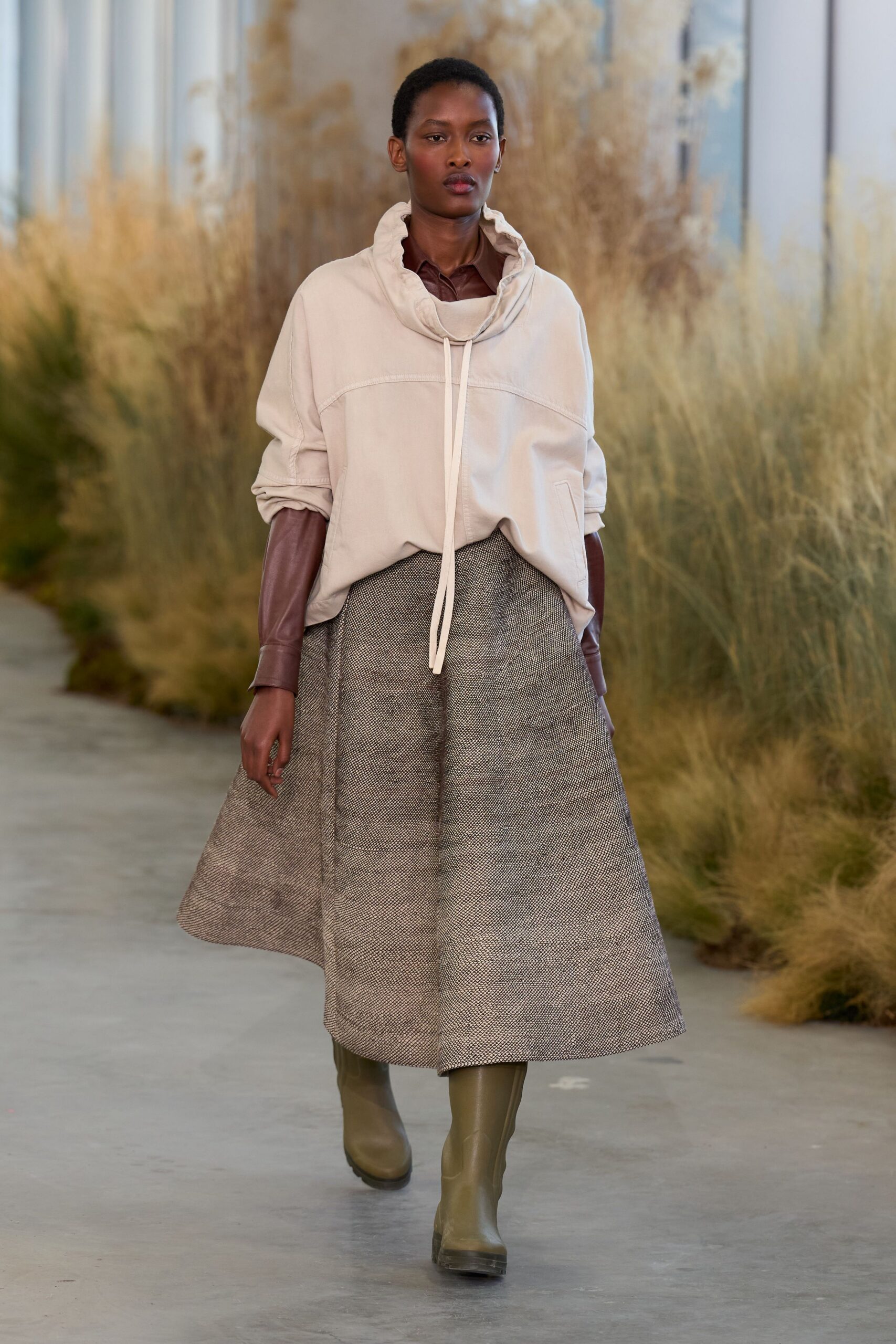 beige relaxed top gray midi skirt green boots