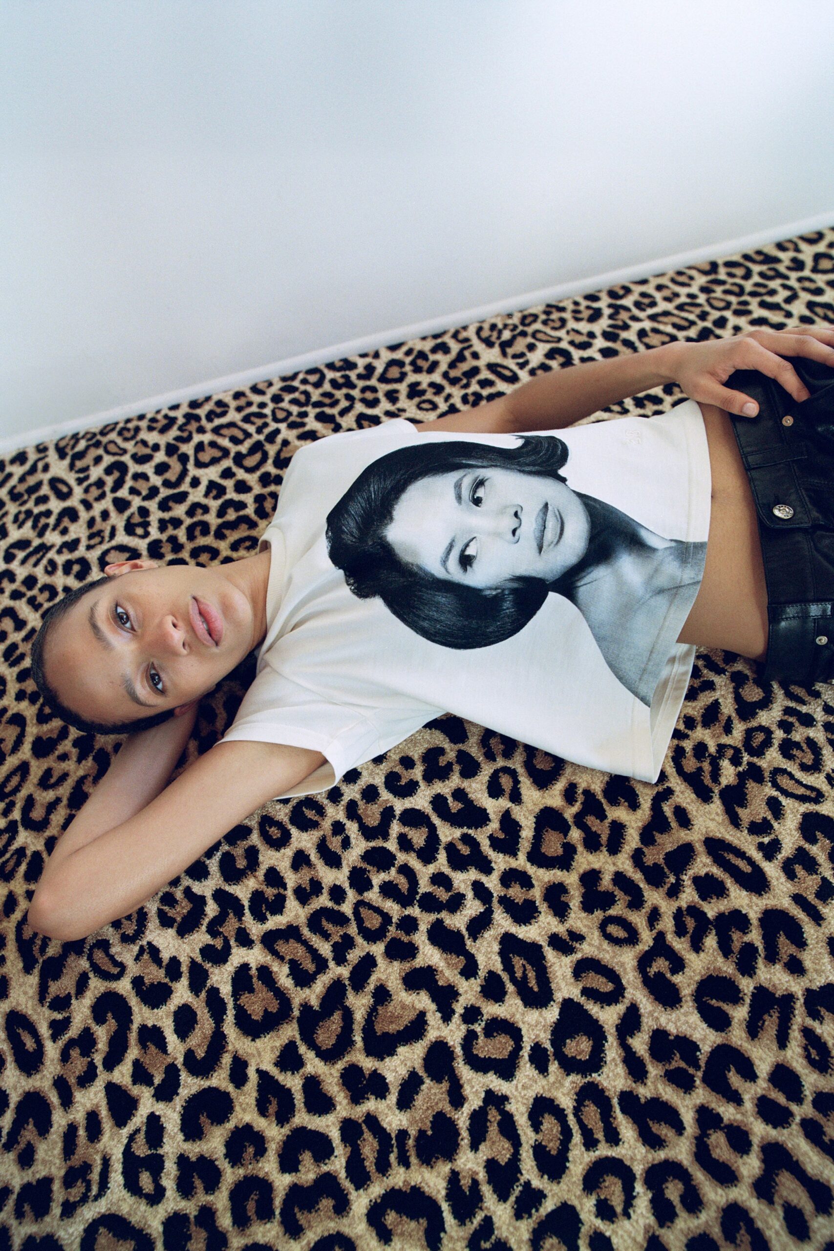 white cotton short-sleeve collared fitted printed cropped t-shirt