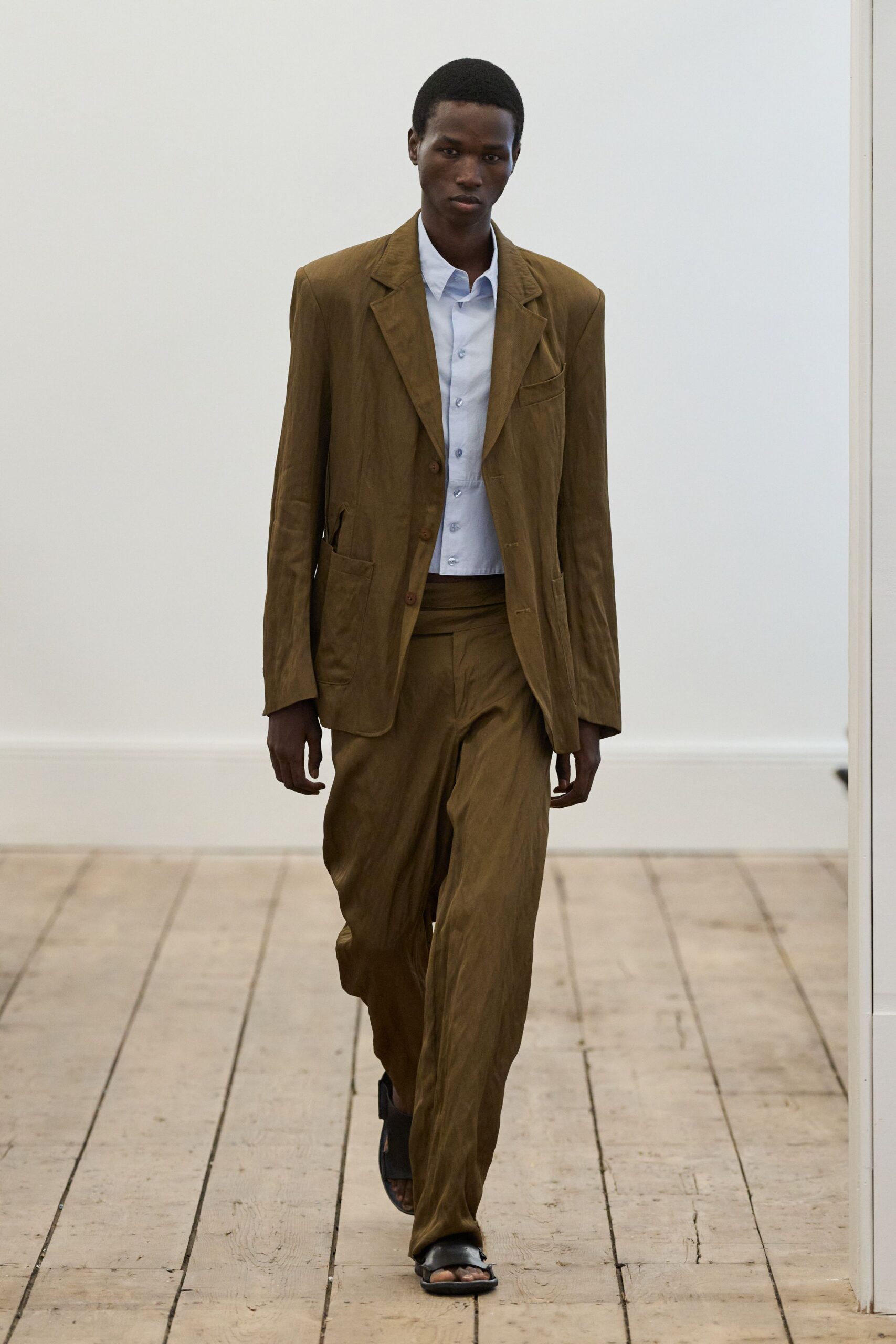 brown cotton long-sleeve collared relaxed buttoned suit