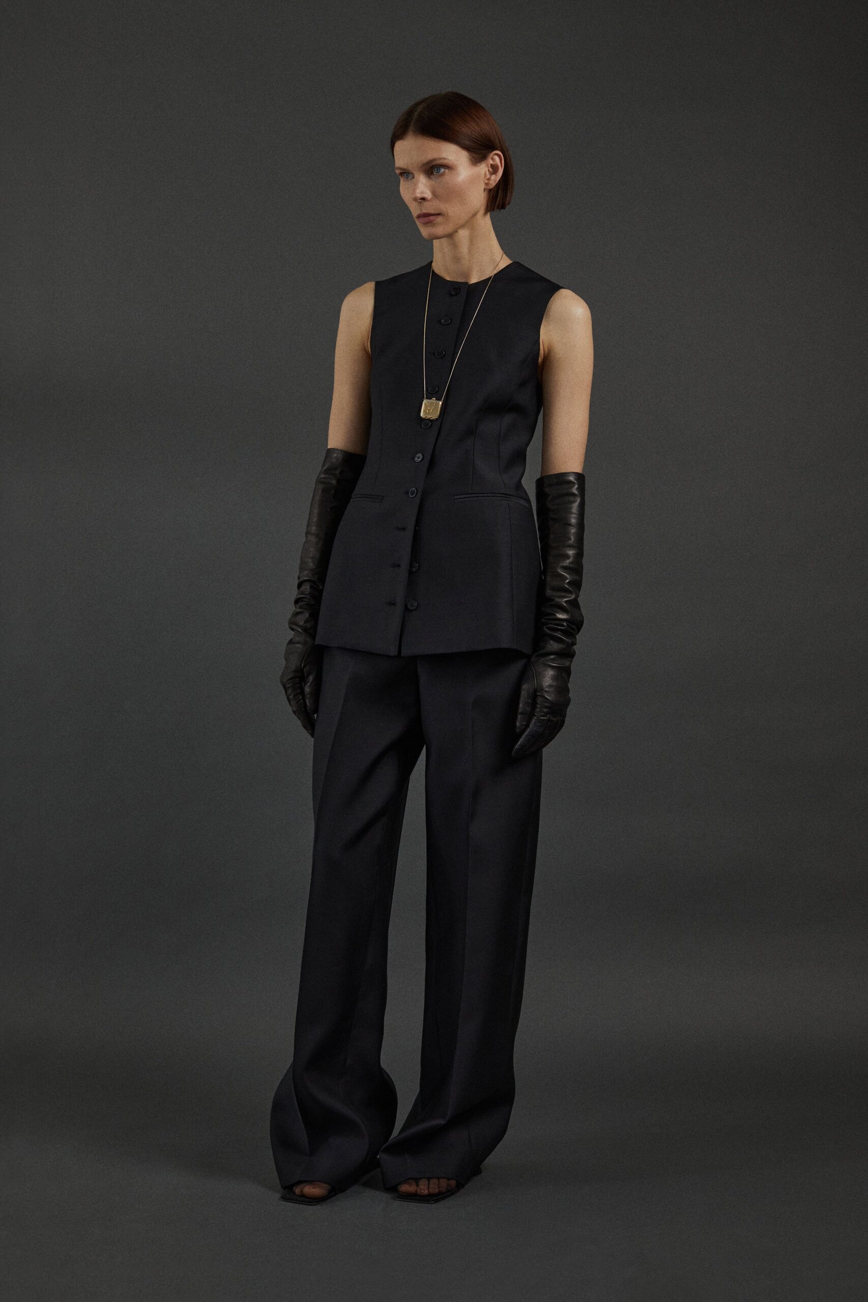 black wool sleeveless collared fitted buttoned top