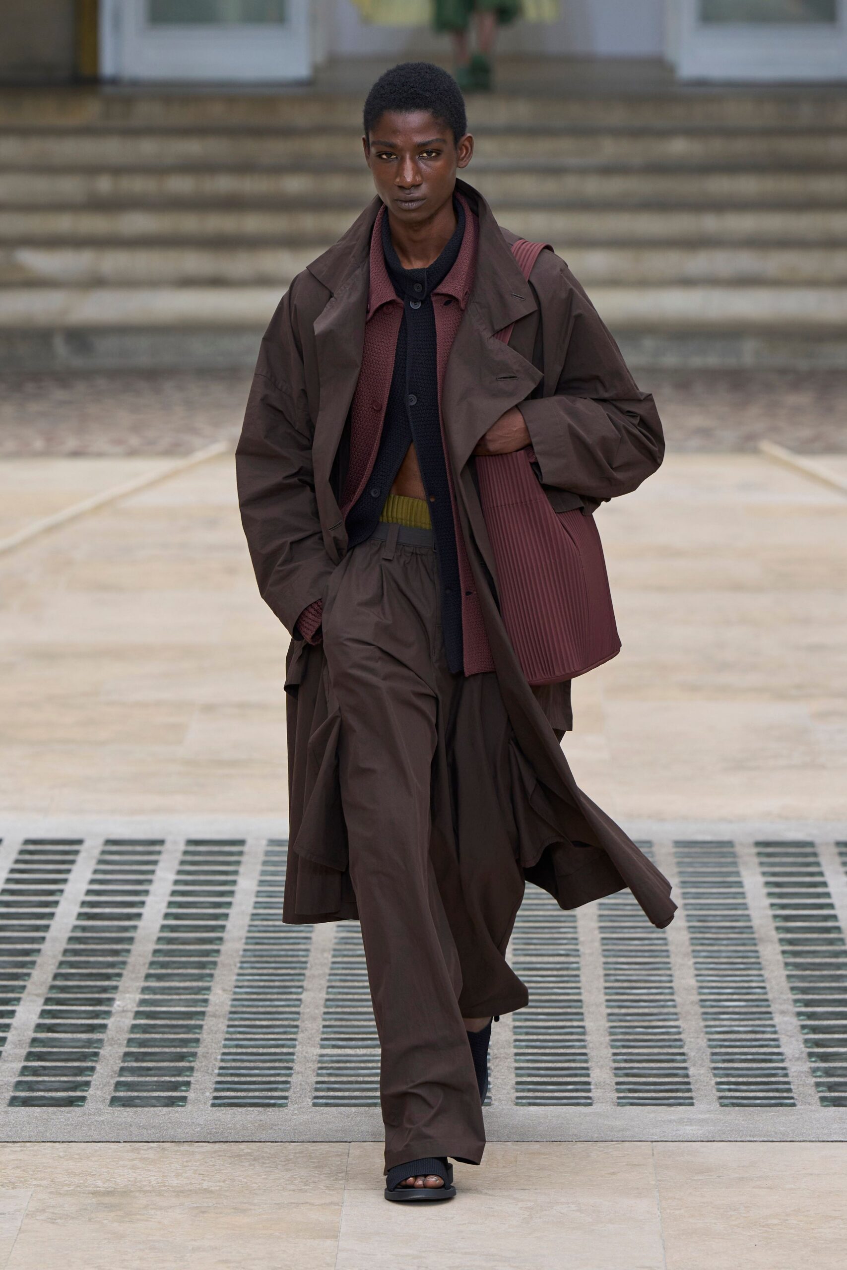 brown cotton long-sleeve collared fitted pleated jacket