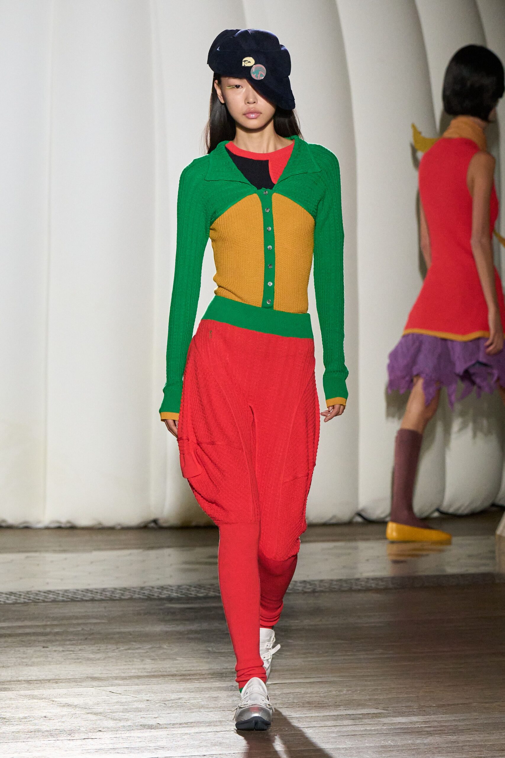 green cotton long-sleeve collared fitted buttoned top