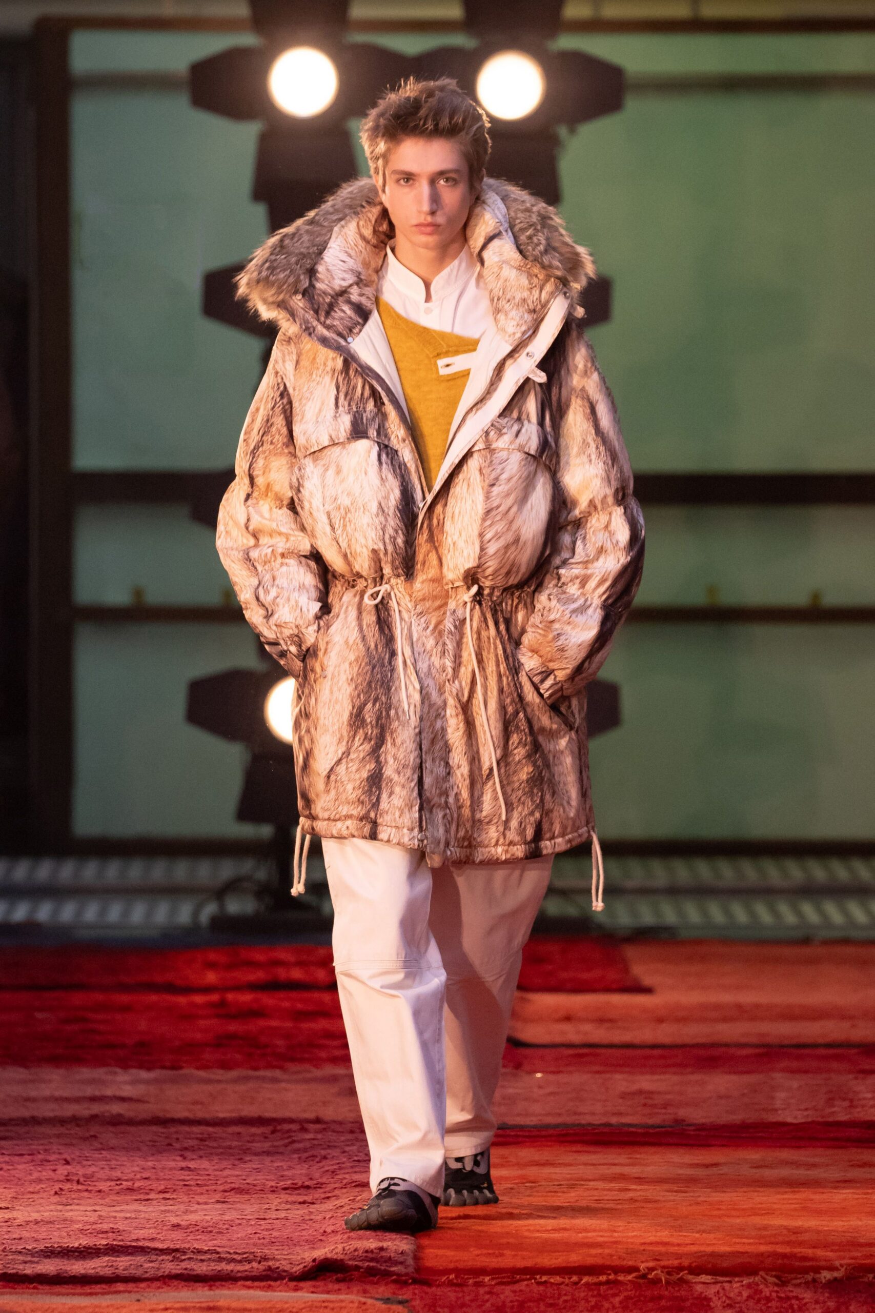 brown fur long-sleeve collared relaxed zippered pockets coat