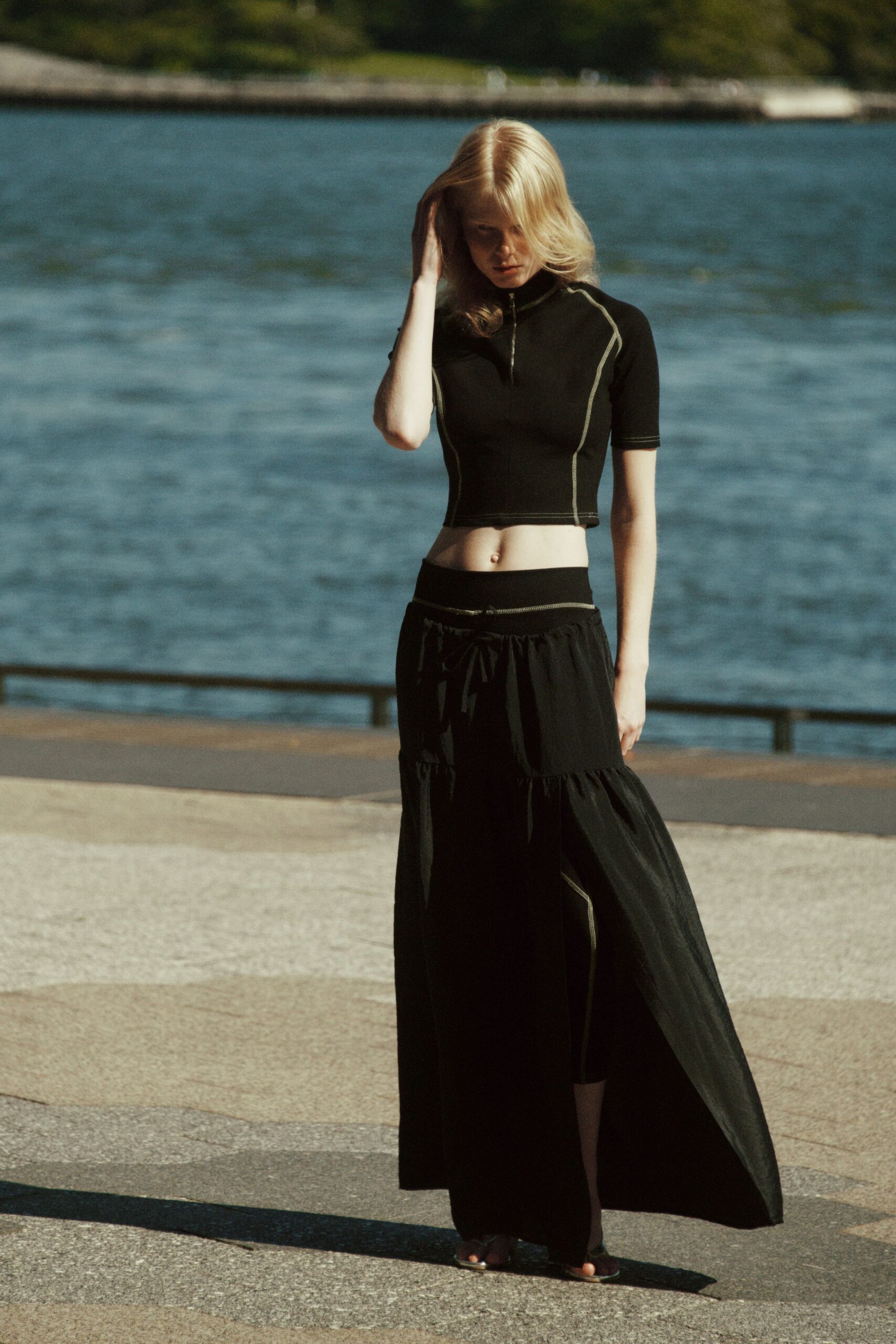 black cotton short-sleeve fitted zippered cropped top
