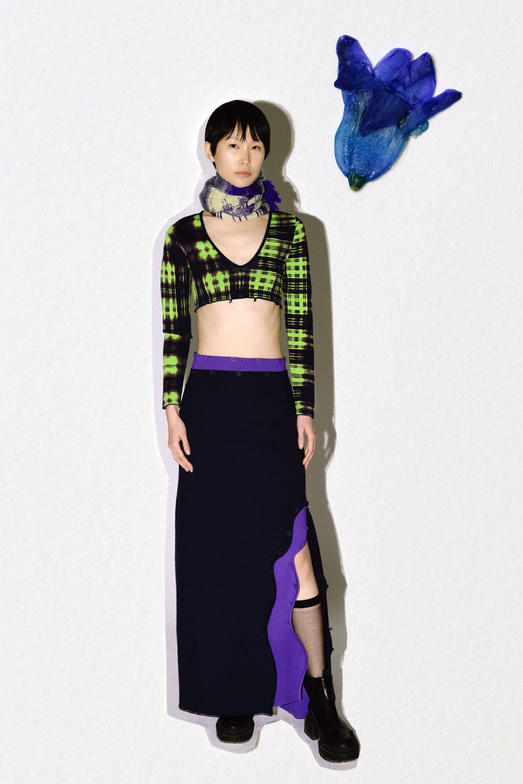 black cotton long-sleeve v-neck fitted checked cropped crop-top