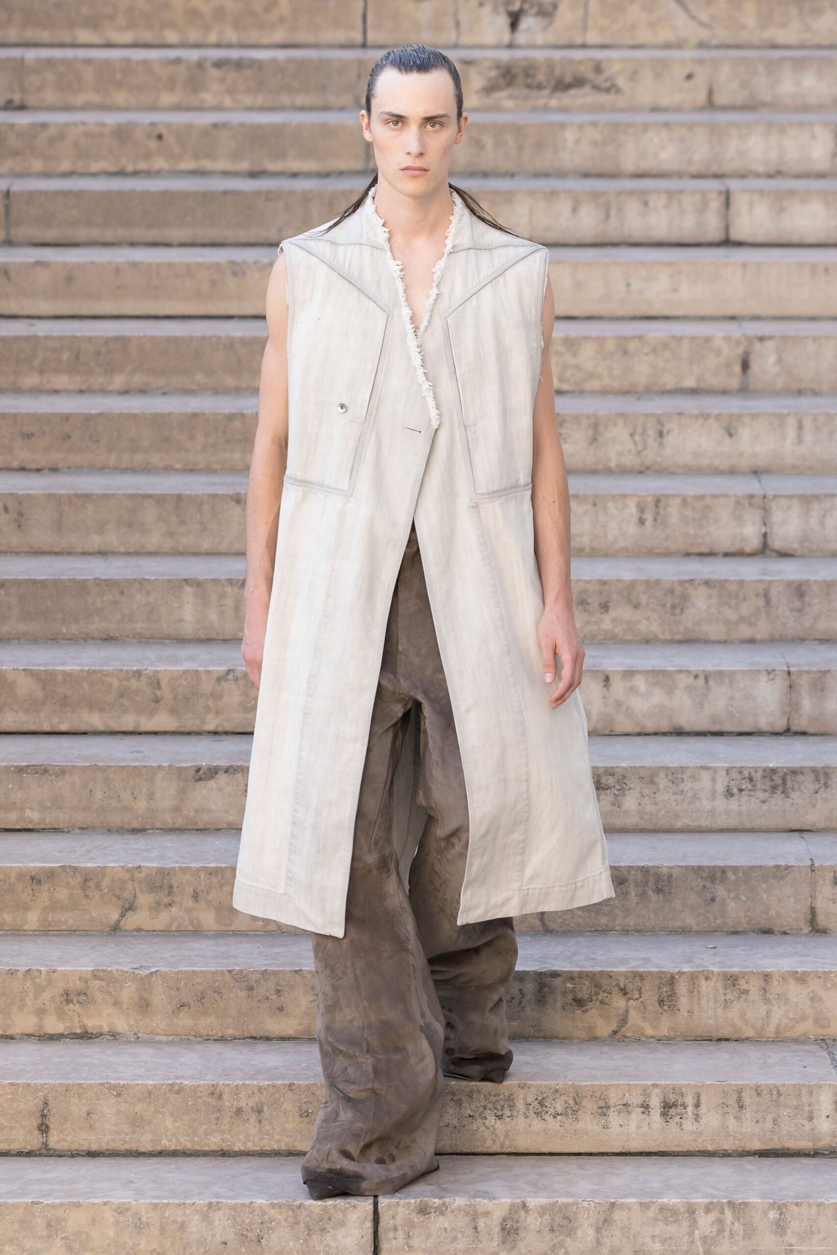 beige linen sleeveless collared relaxed buttoned pockets coat