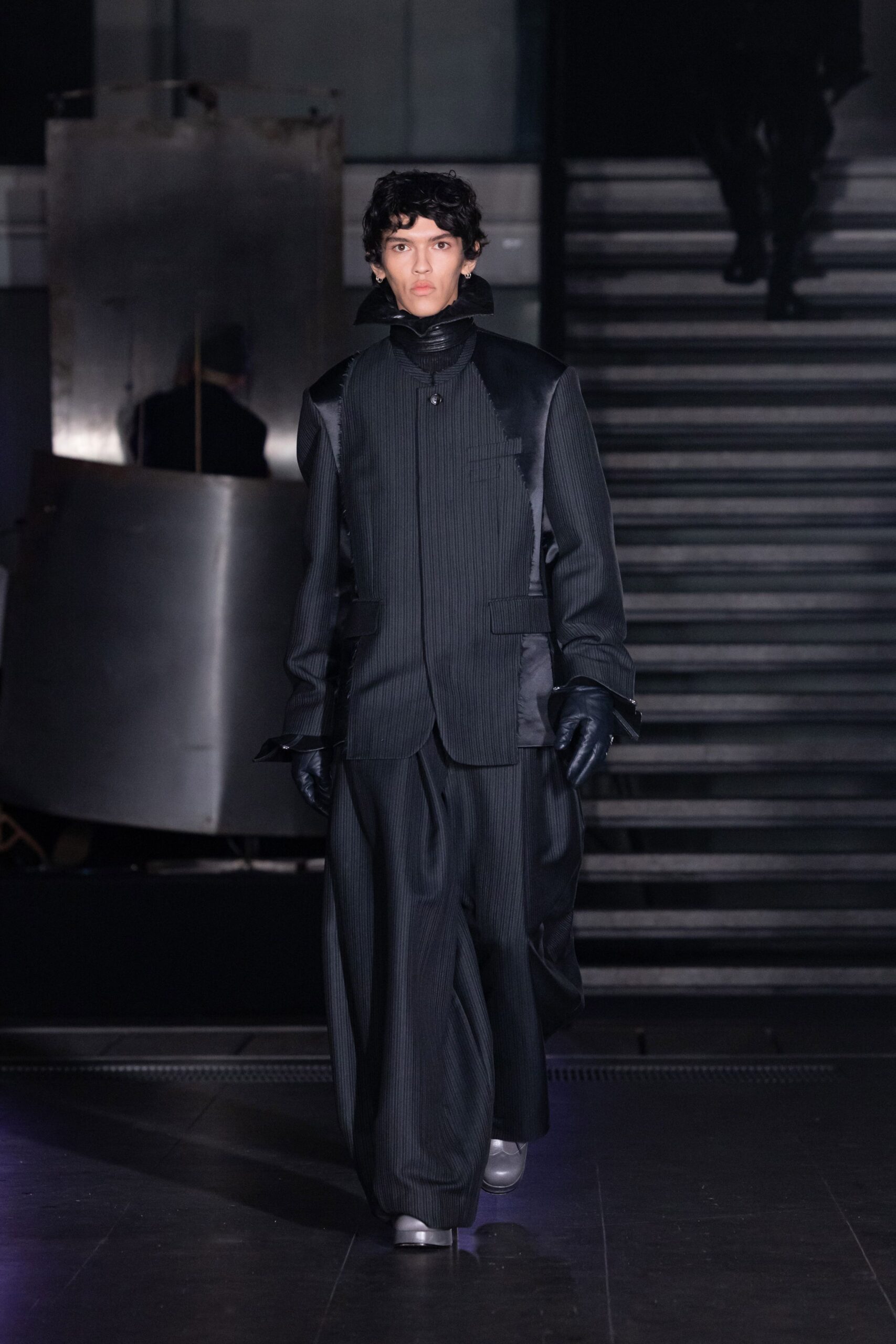 black leather fitted gloves
