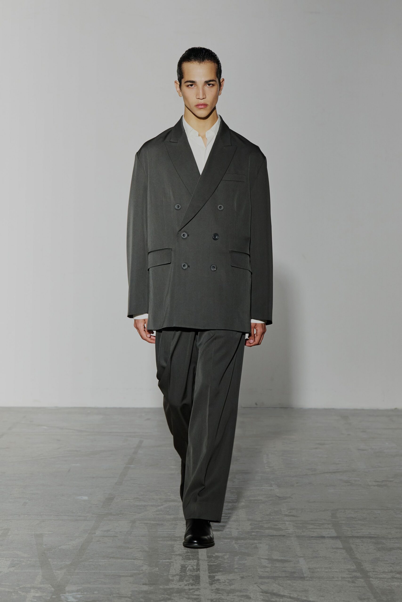 gray wool long-sleeve collared oversized blazer