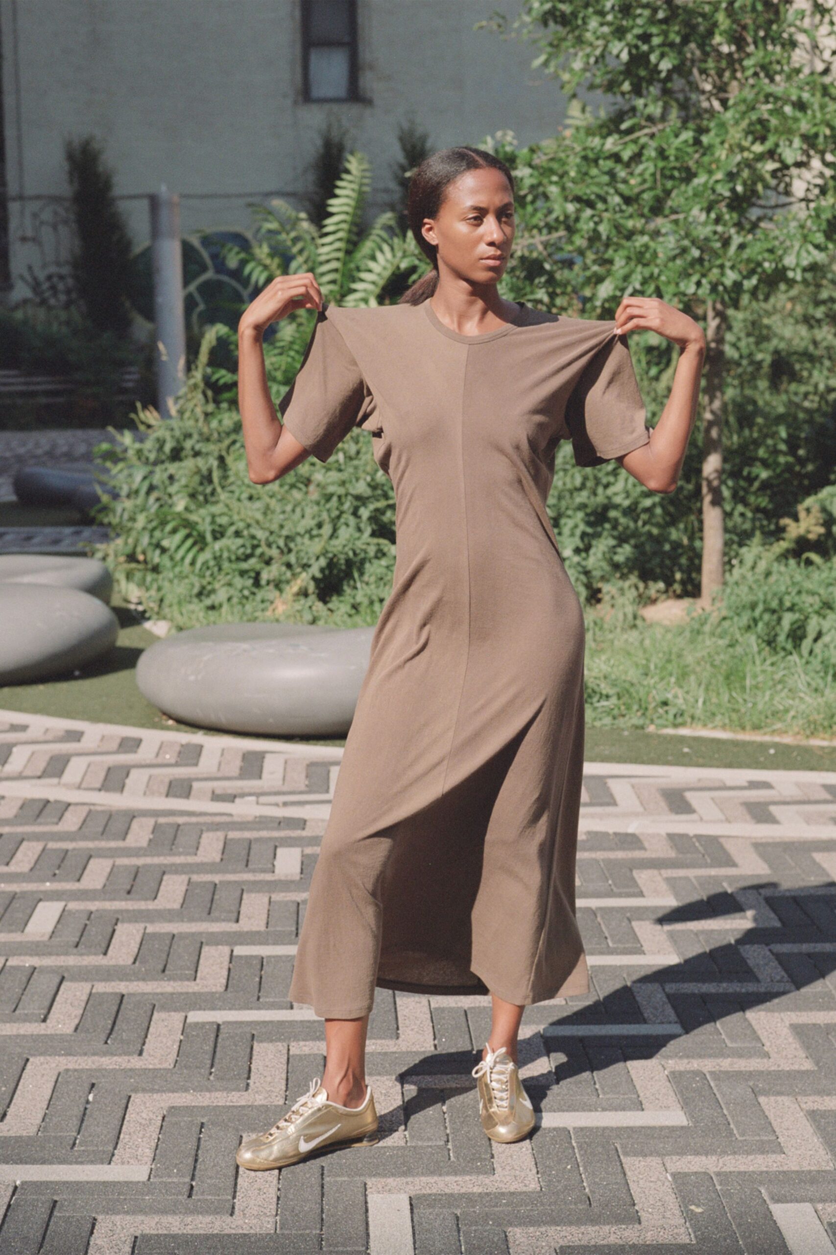 brown relaxed midi dress with gold shoes