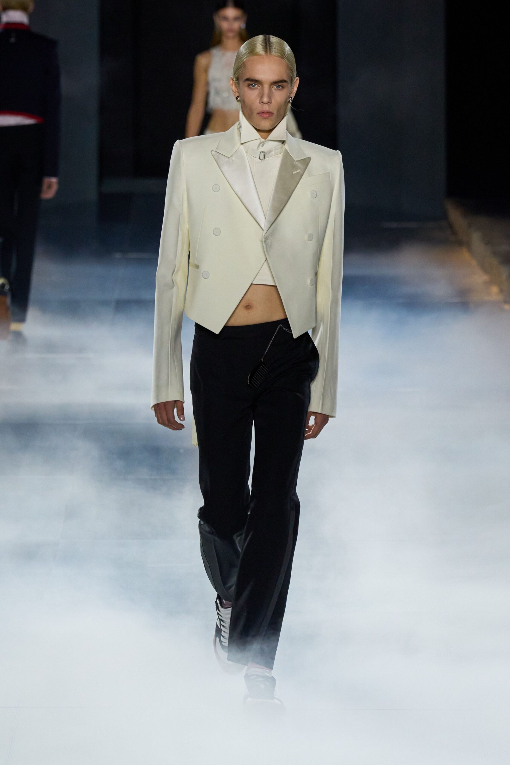 white cotton long-sleeve collared fitted cropped blazer