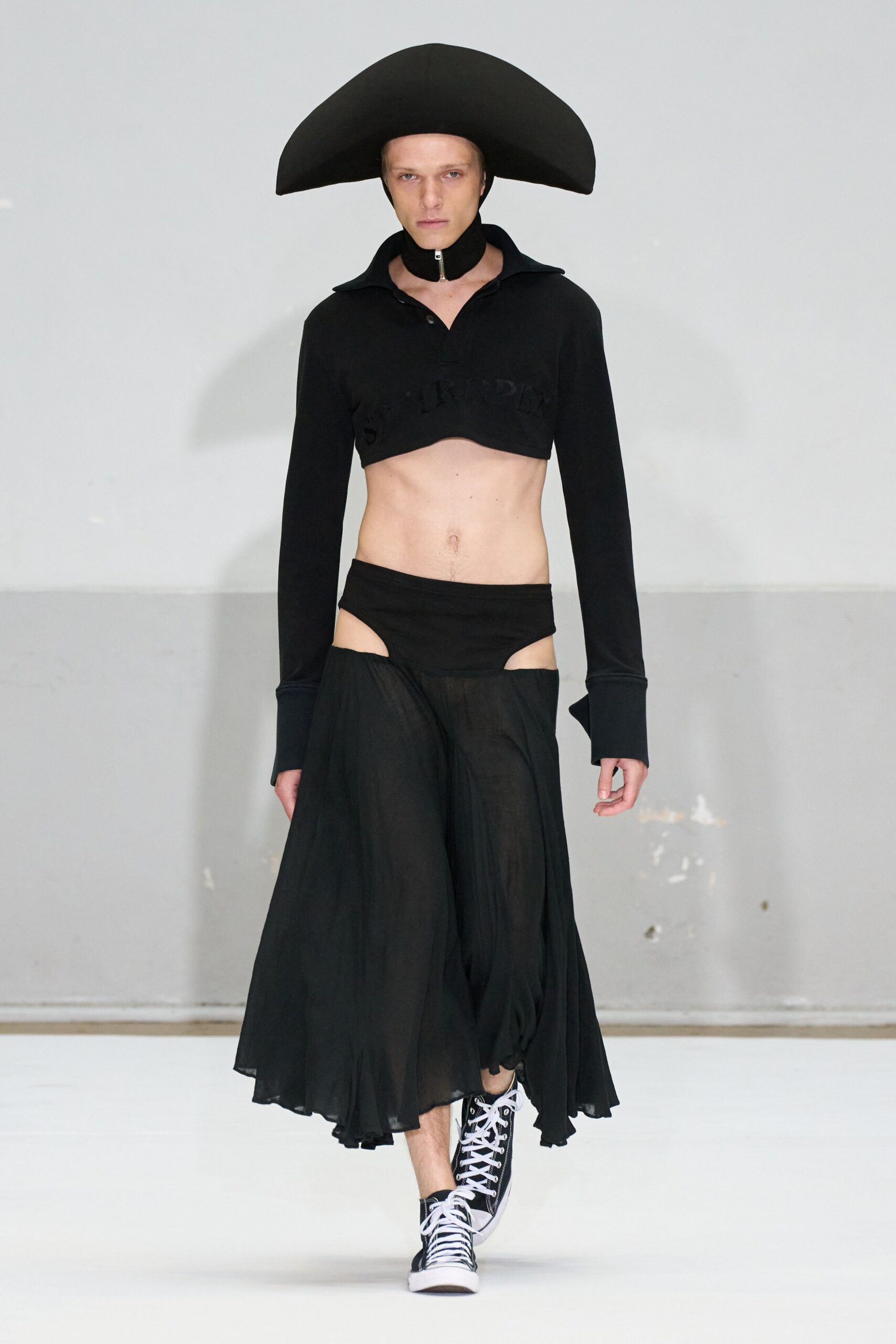 black cotton long-sleeve collared fitted cropped top
