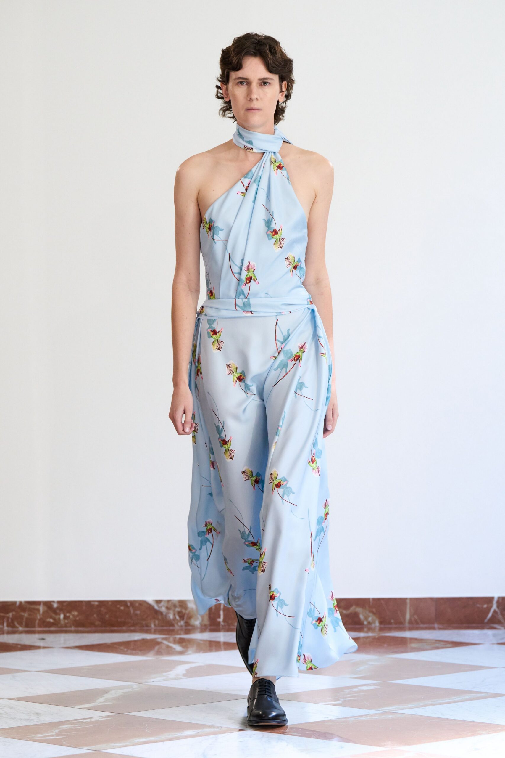 blue floral maxi dress with black shoes