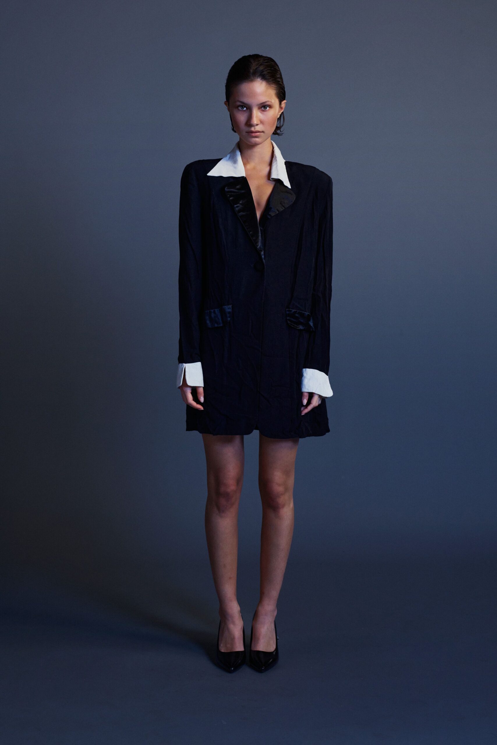 black cotton long-sleeve collared relaxed buttoned short blazer