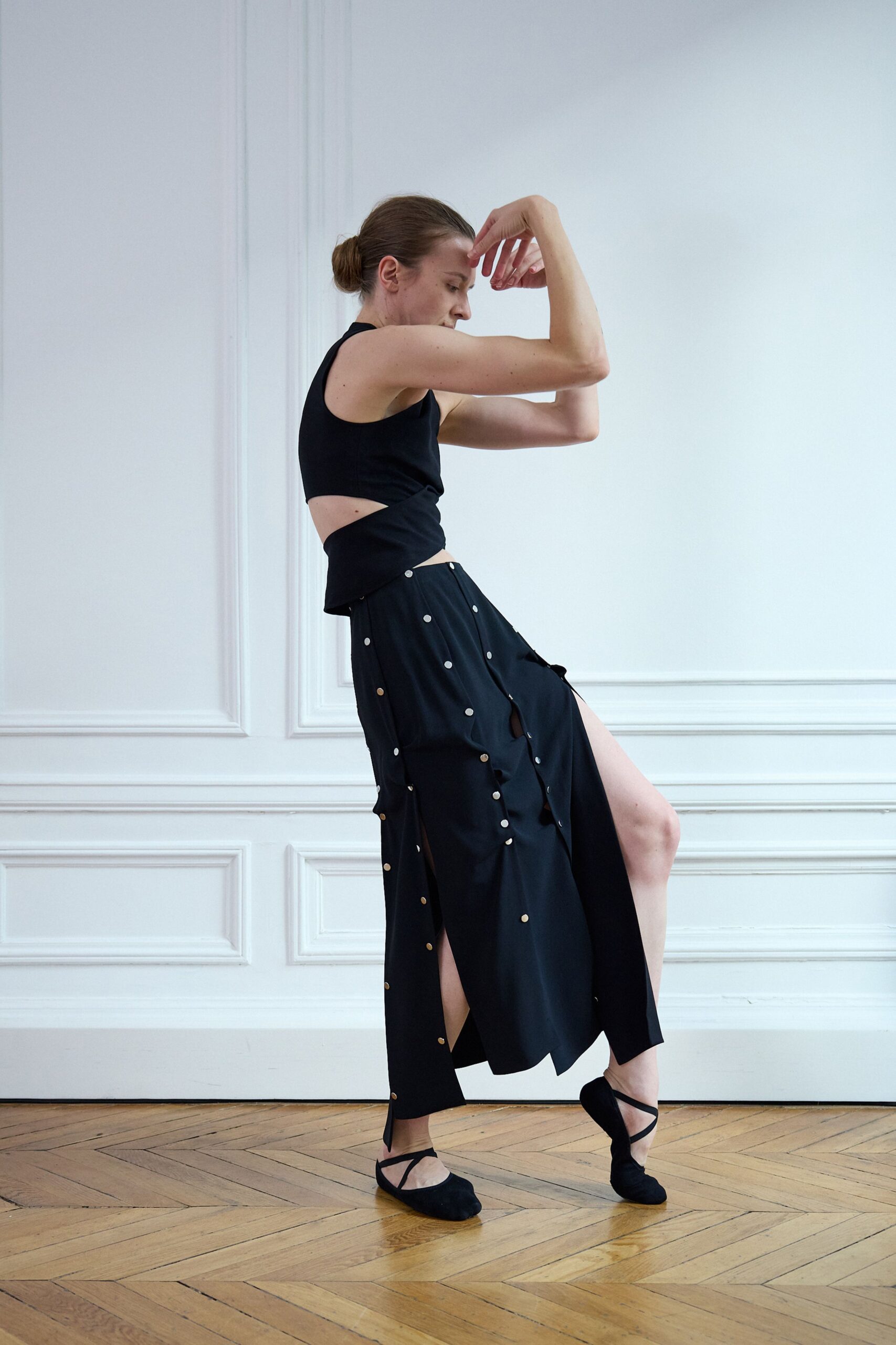 black cotton slit fitted high-waisted pleated buttoned skirt