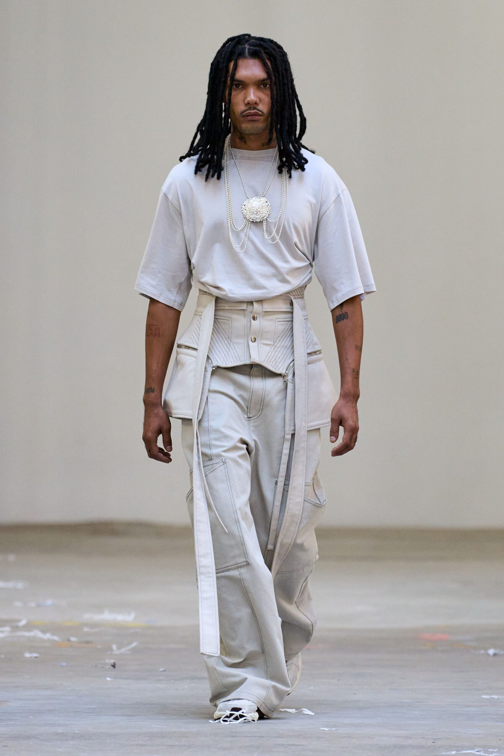 white cotton relaxed cargo pants