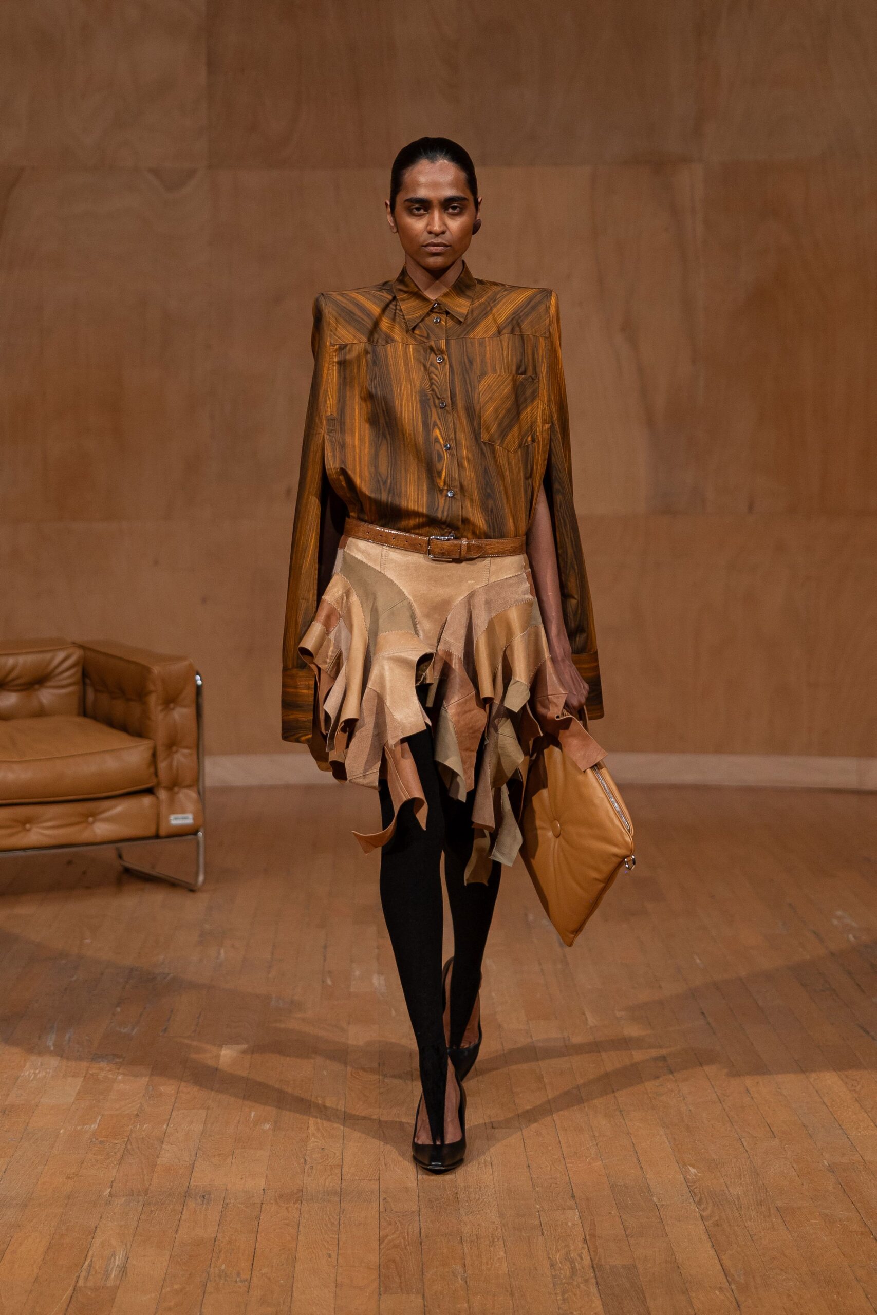 beige leather fitted flared skirt
