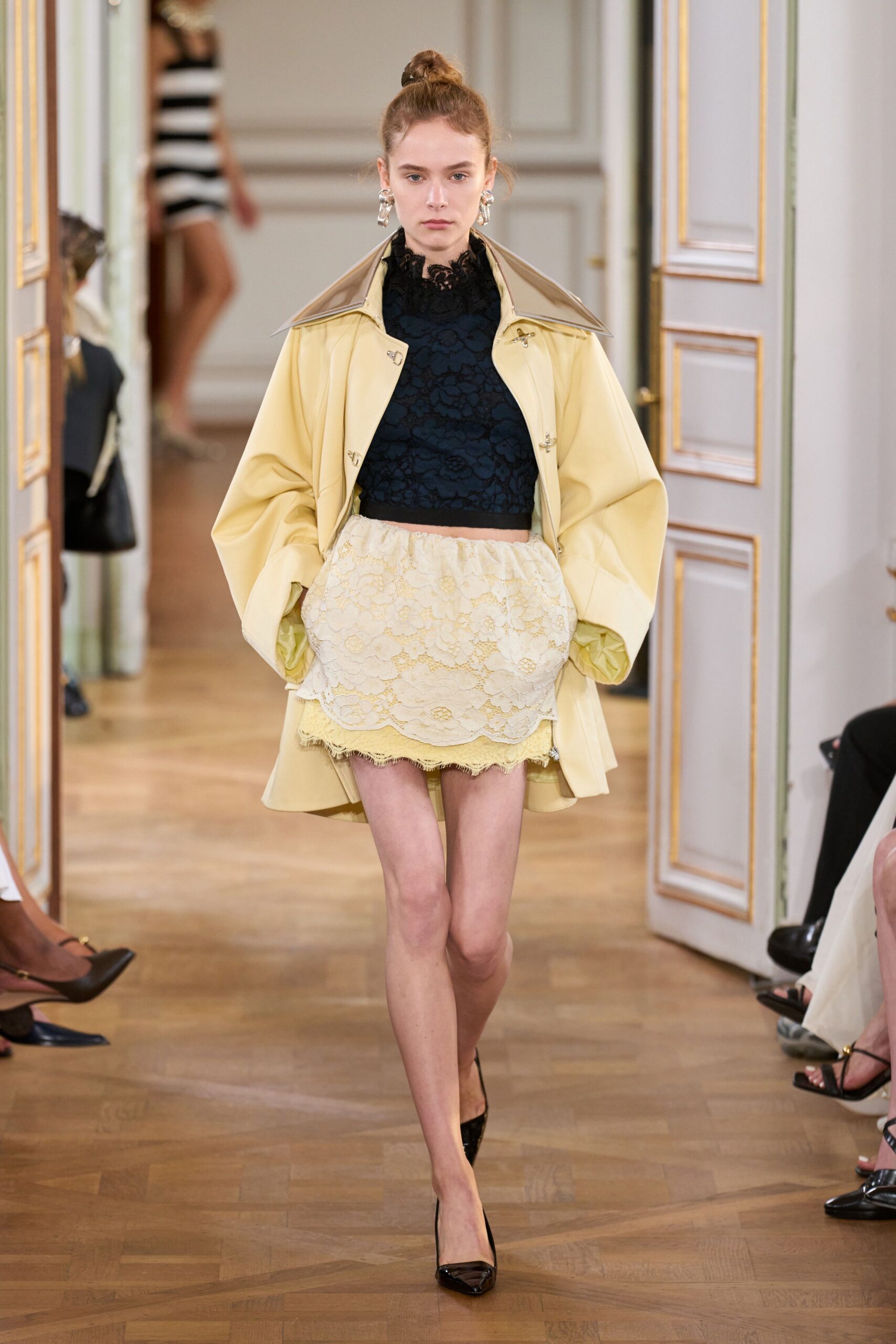 yellow cotton long-sleeve collared fitted buttoned short coat