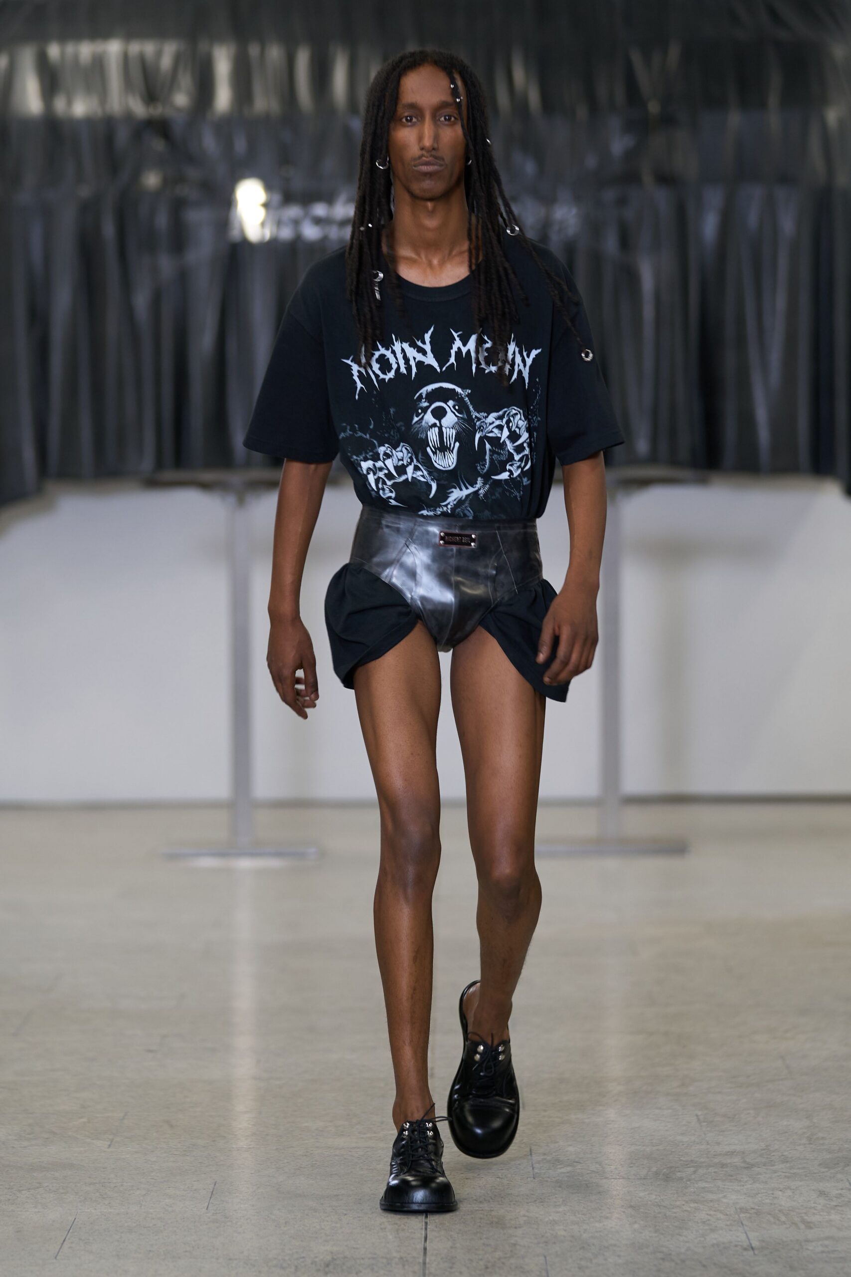 black leather fitted zippered short shorts