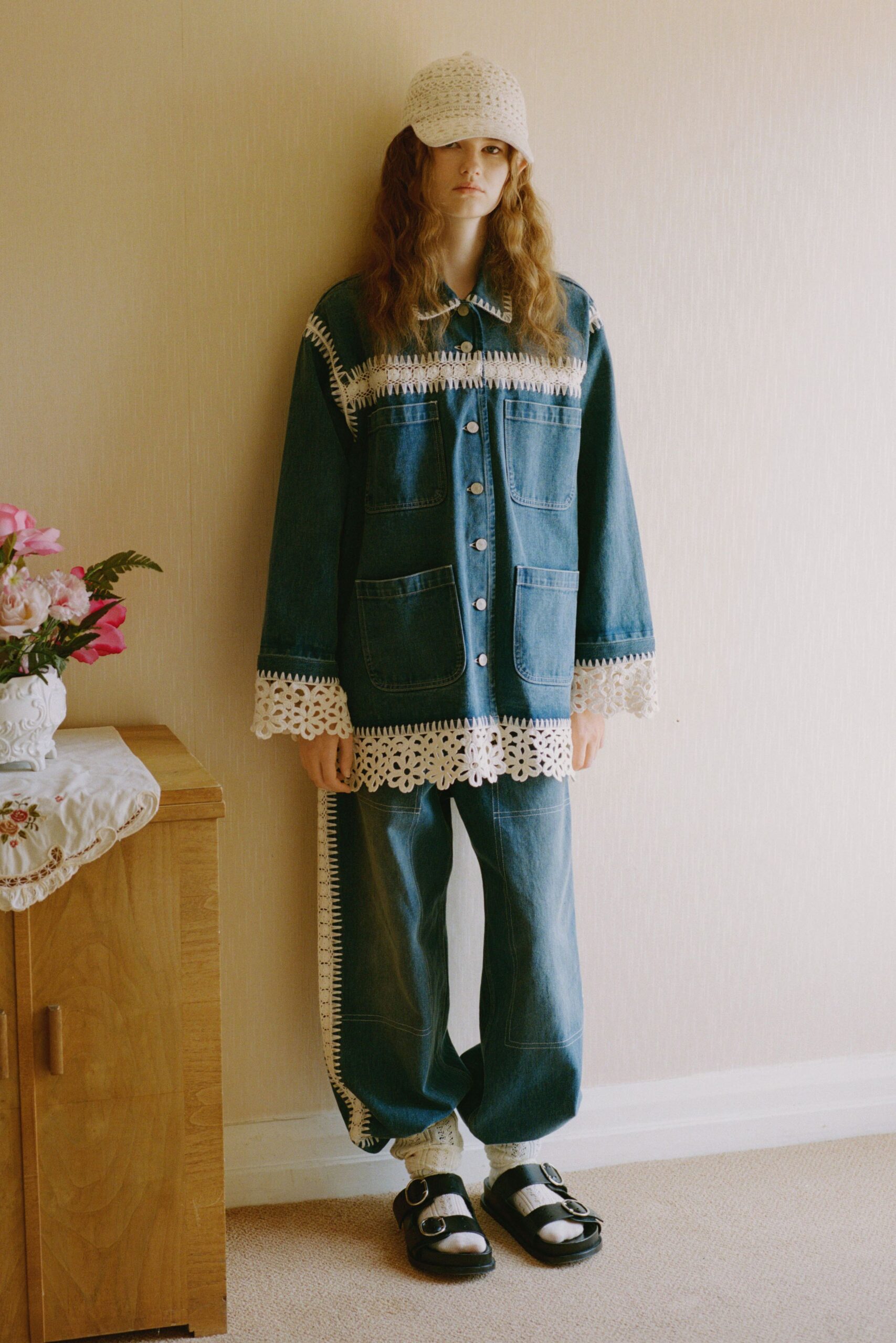 blue denim long-sleeve collared relaxed buttoned pockets jacket
