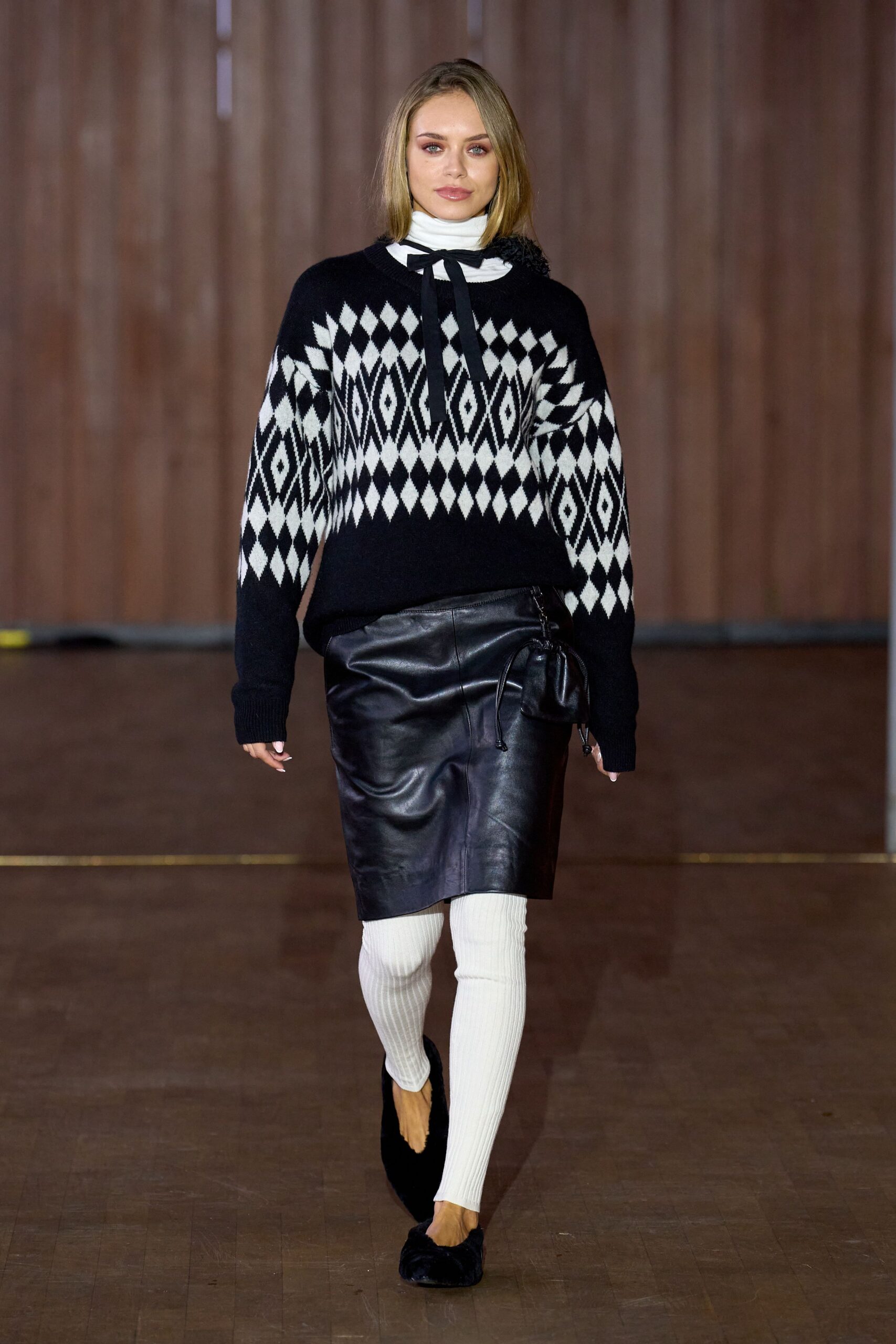 black wool long-sleeve collared fitted printed sweater