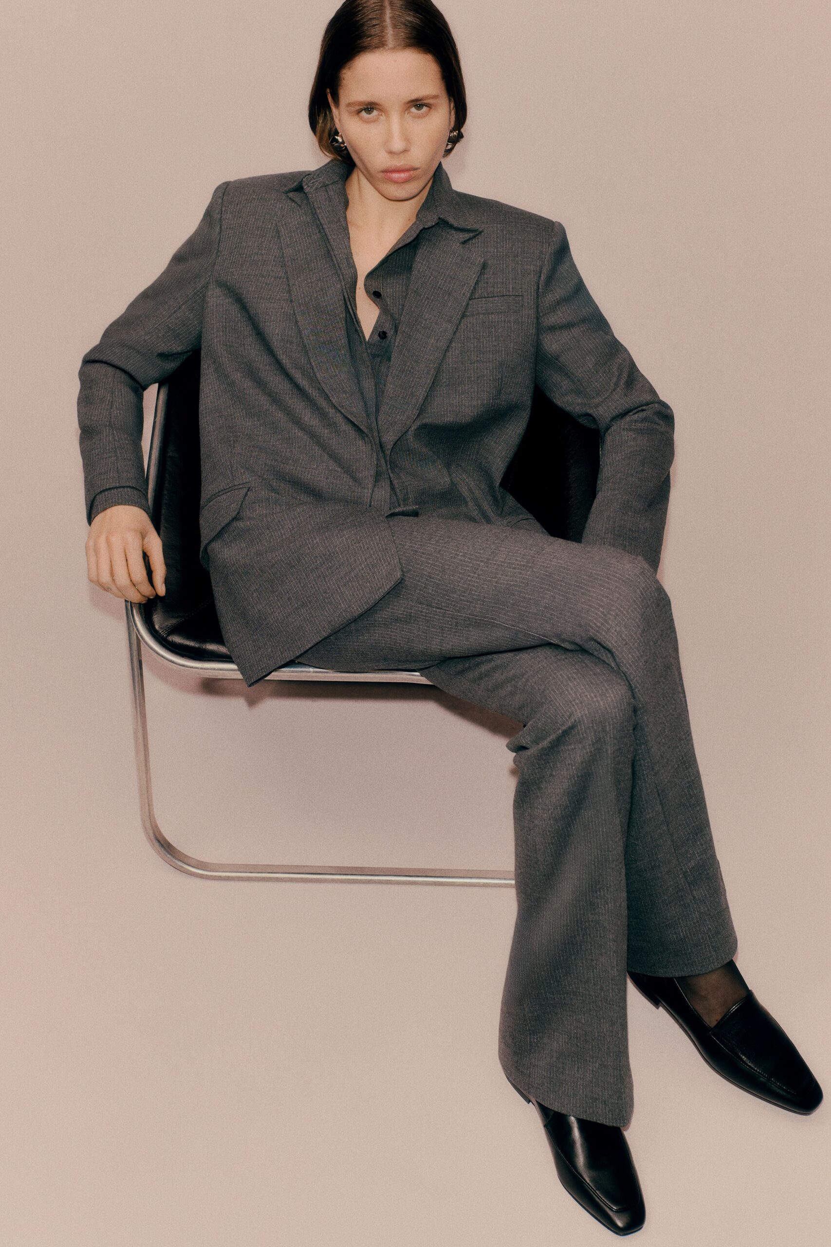 gray cotton long-sleeve collared tailored buttoned straight-leg suit