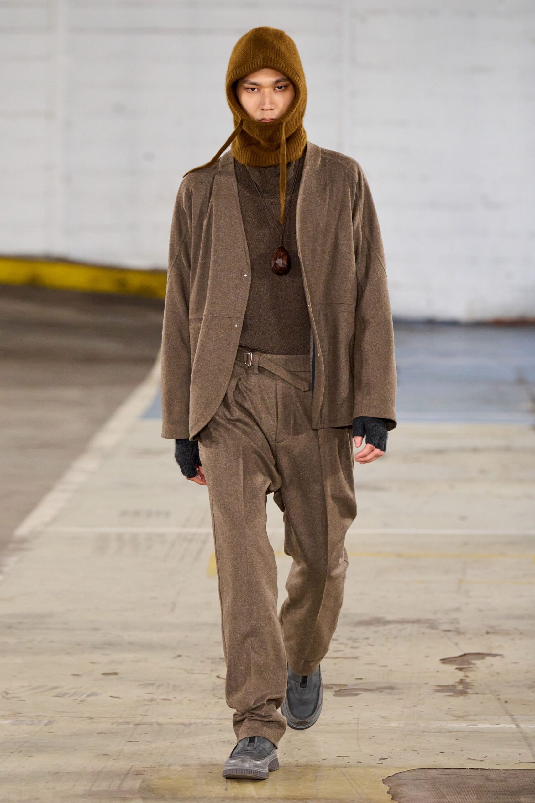 brown wool long-sleeve collared tailored buttoned pleated suit