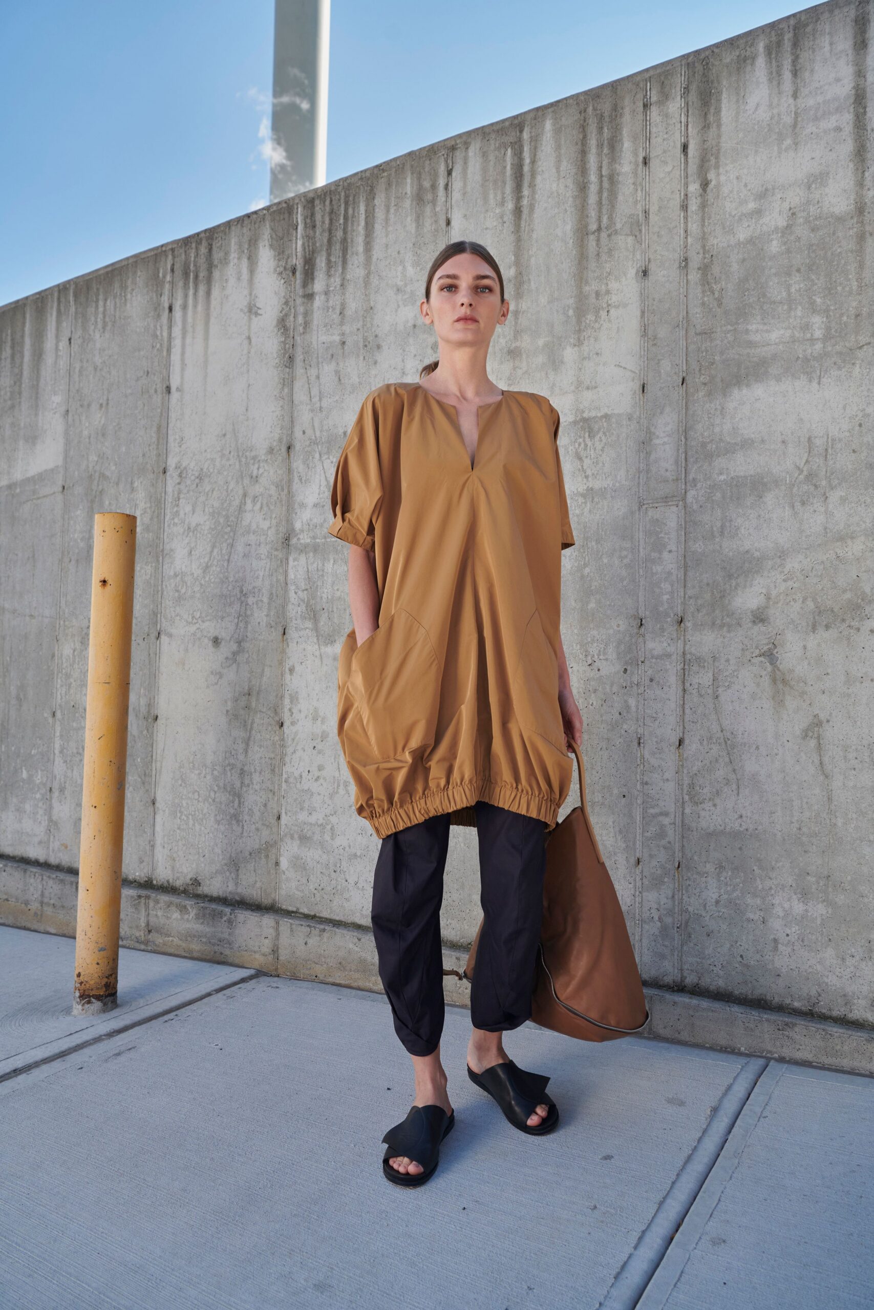 brown cotton short-sleeve v-neck relaxed pleated short top