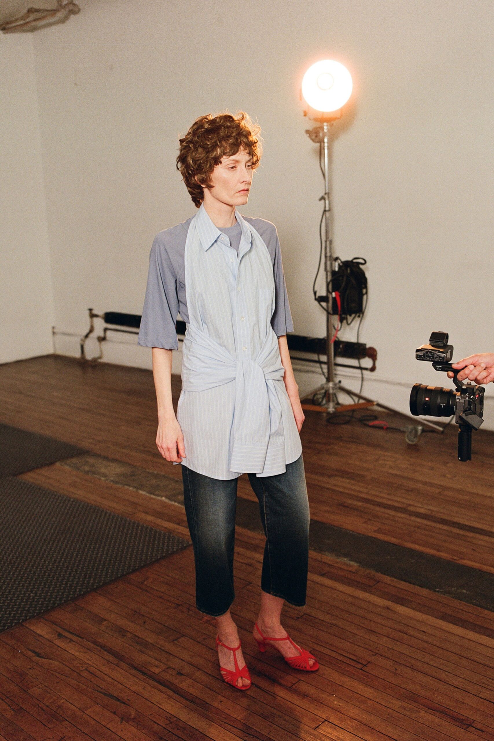 blue denim relaxed straight-leg cropped pants