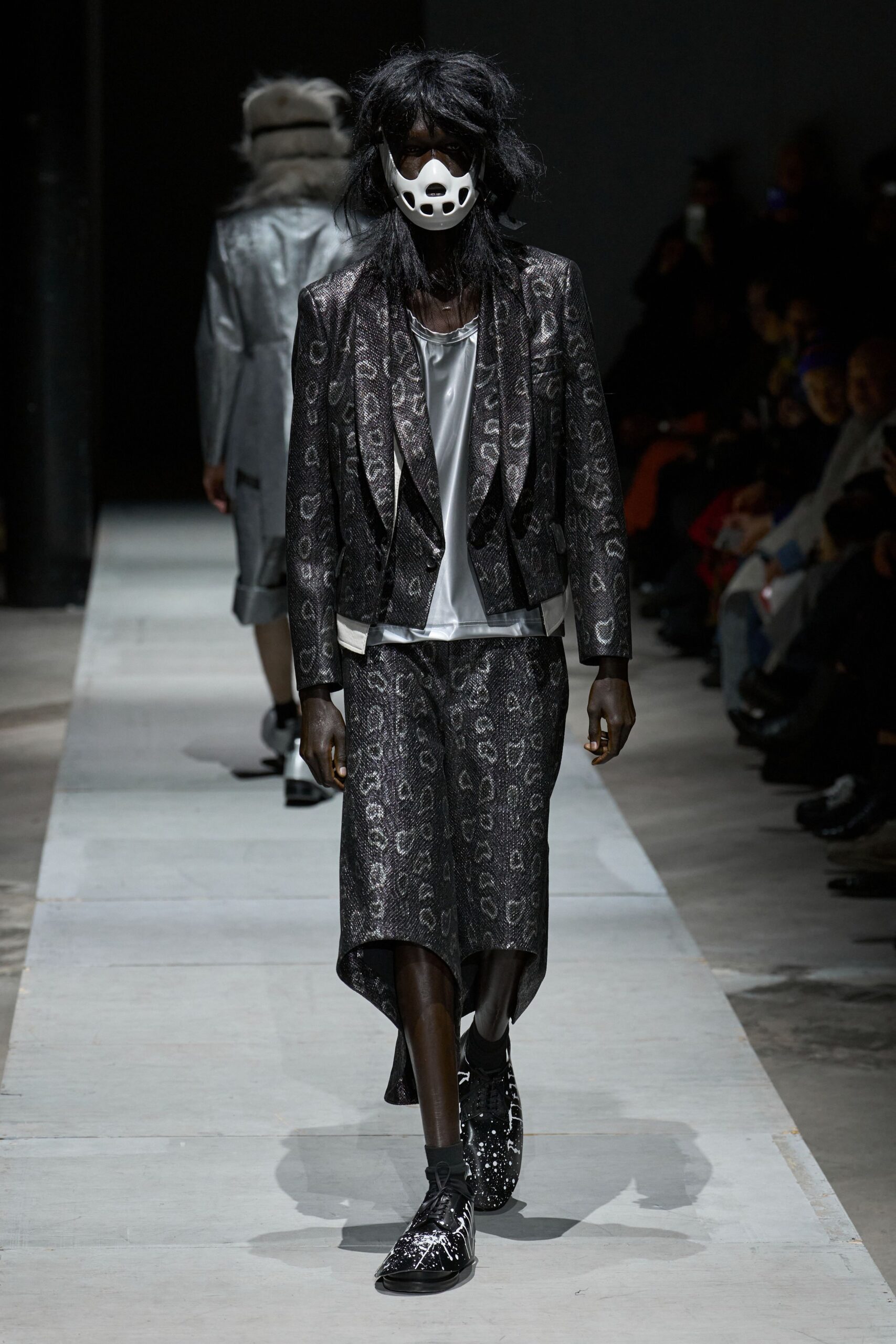 black silk long-sleeve collared tailored printed blazer