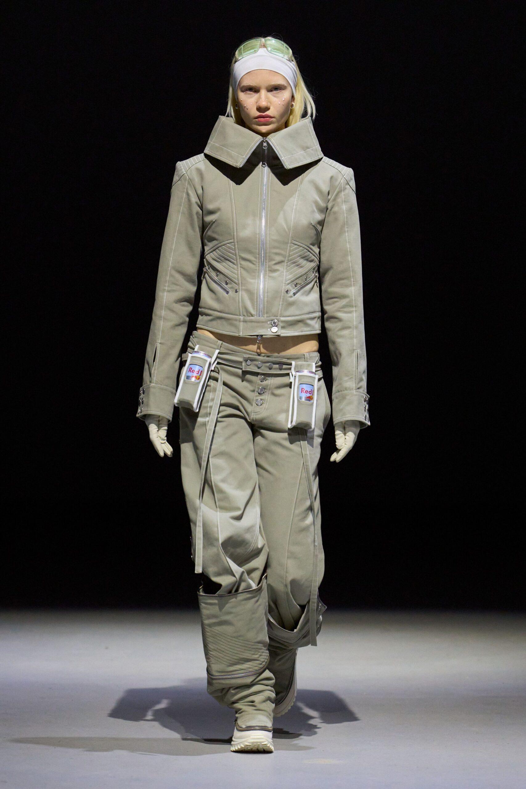 beige cotton long-sleeve collared fitted zippered pockets jacket