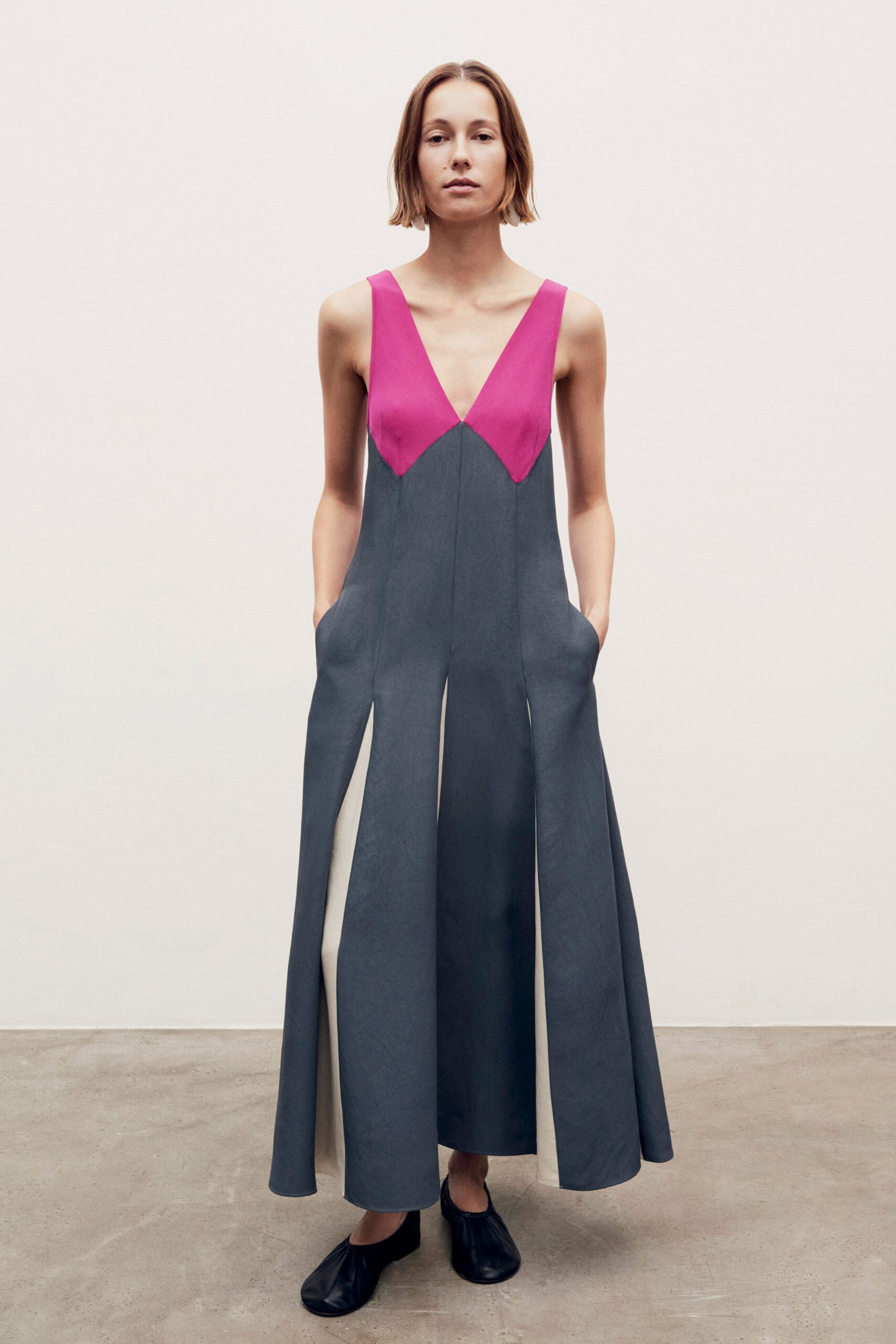 gray cotton sleeveless v-neck fitted pleated pockets dress