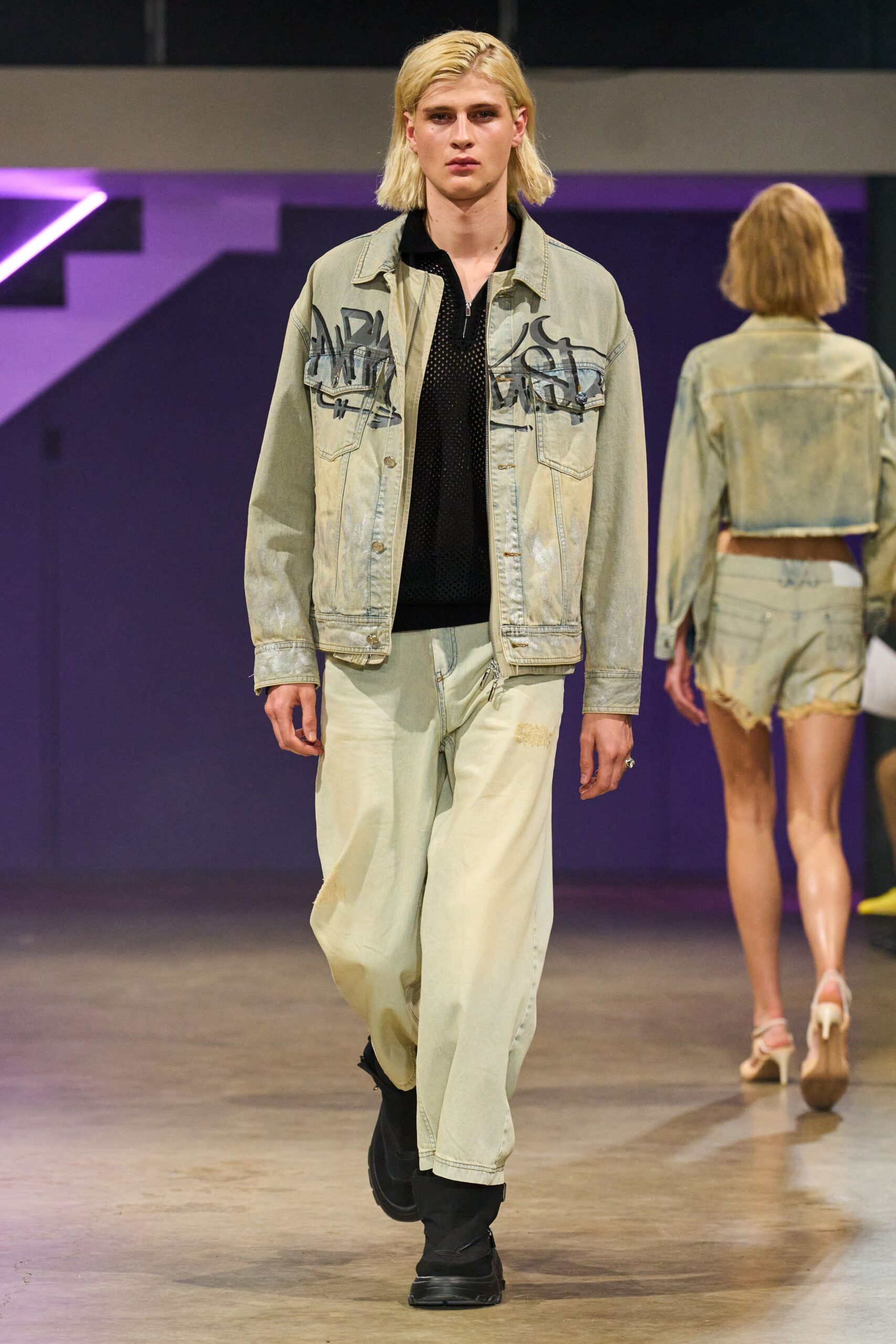 blue denim long-sleeve collared relaxed buttoned jacket