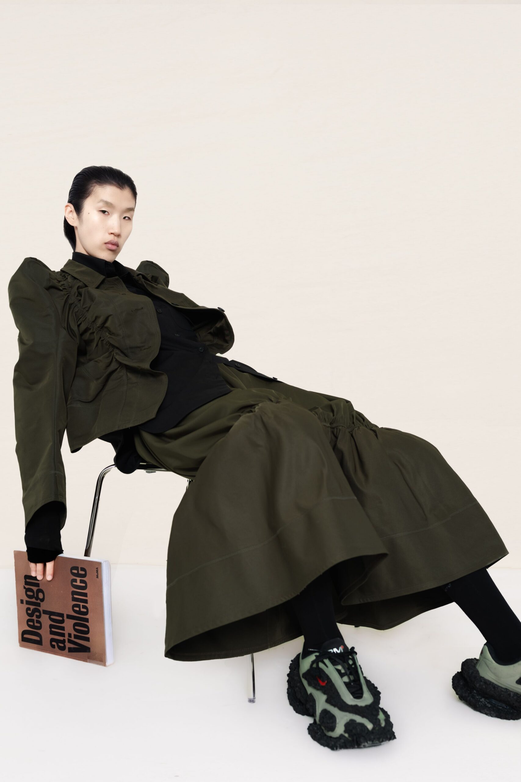 green cotton long-sleeve collared fitted pleated jacket