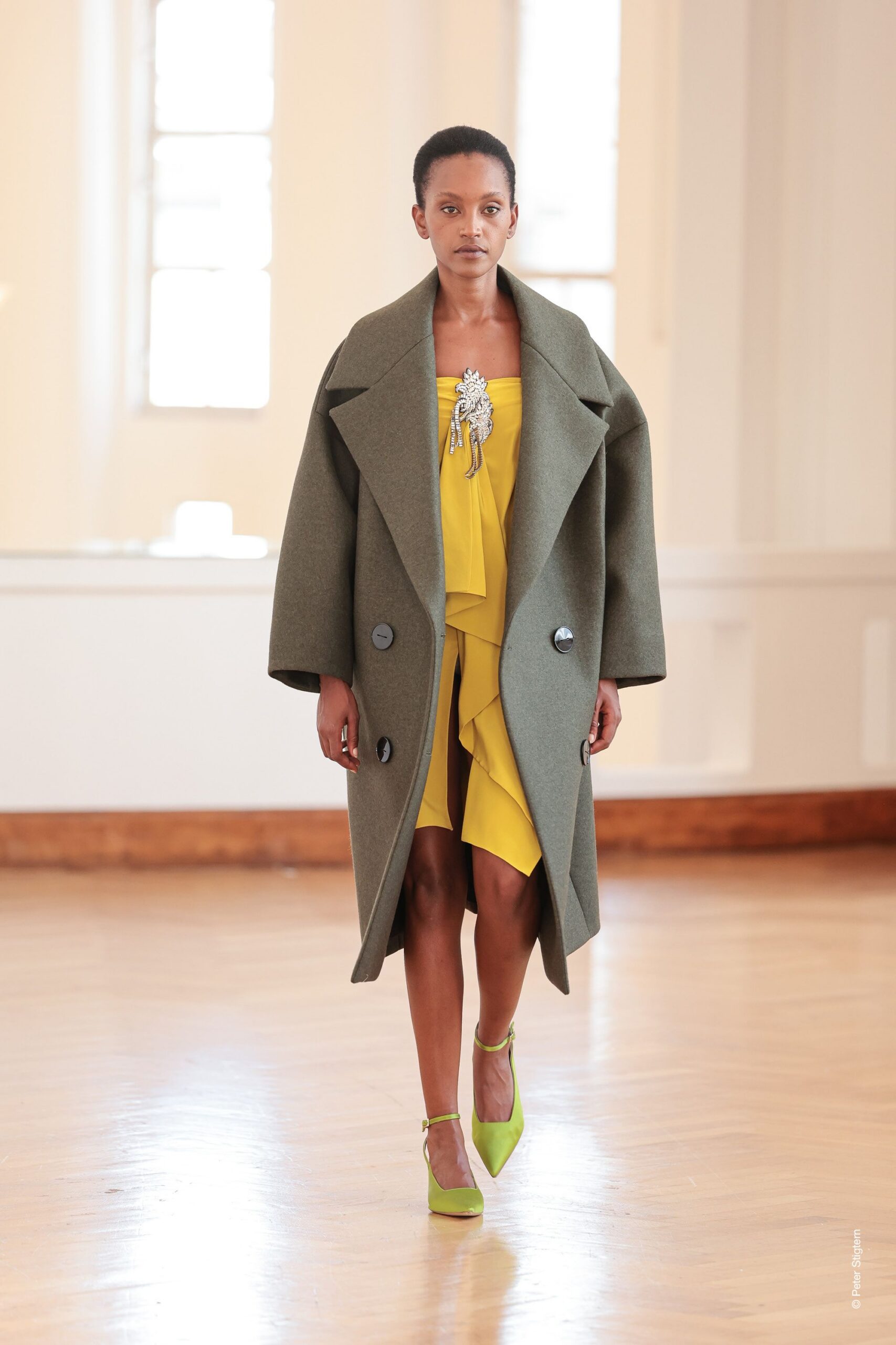 green long-sleeve collared oversized buttoned coat