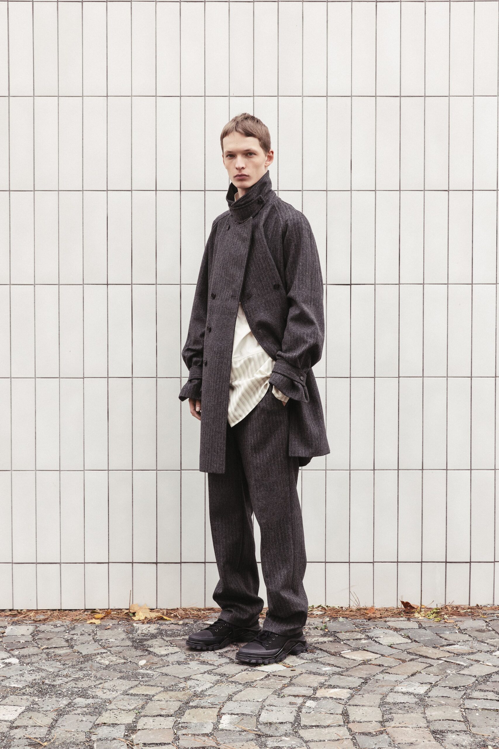 black wool long-sleeve collared relaxed buttoned coat