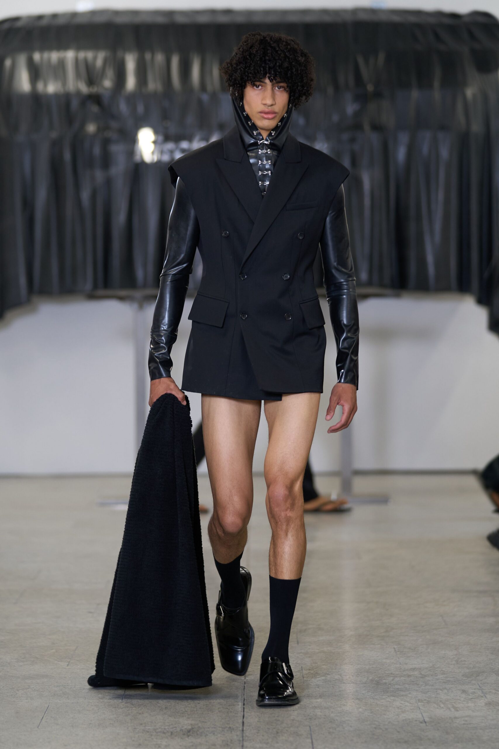 black wool fitted straight-leg short shorts