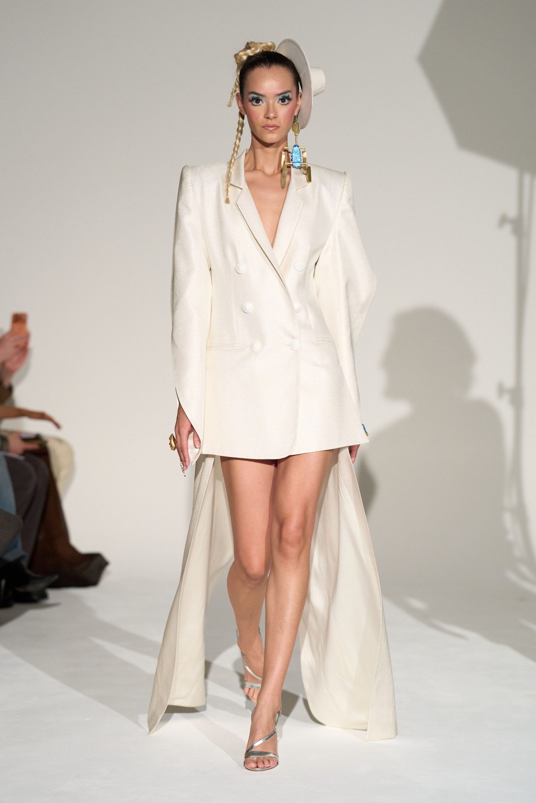 white silk long-sleeve v-neck tailored short blazer
