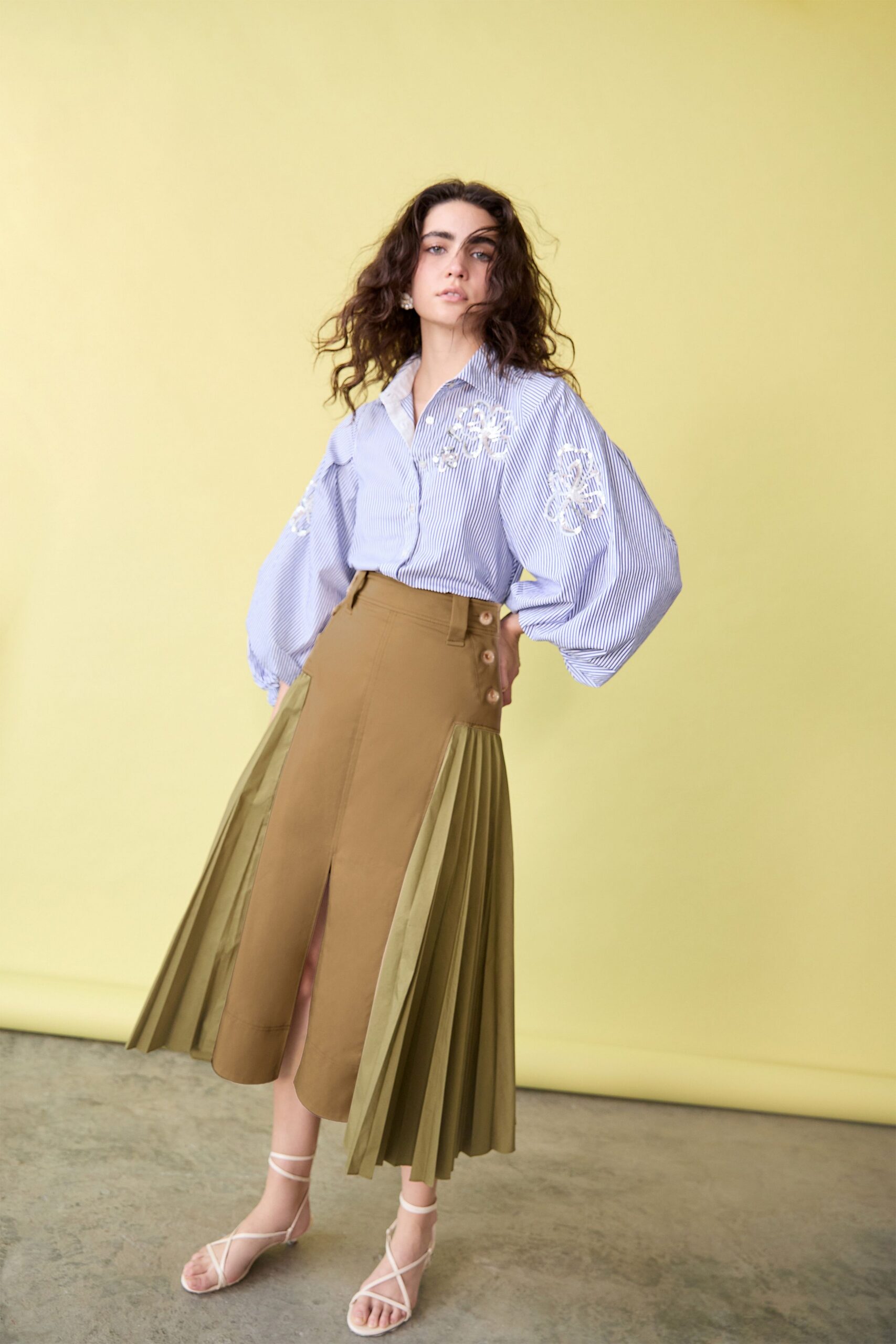 green cotton slit fitted high-waisted pleated buttoned skirt