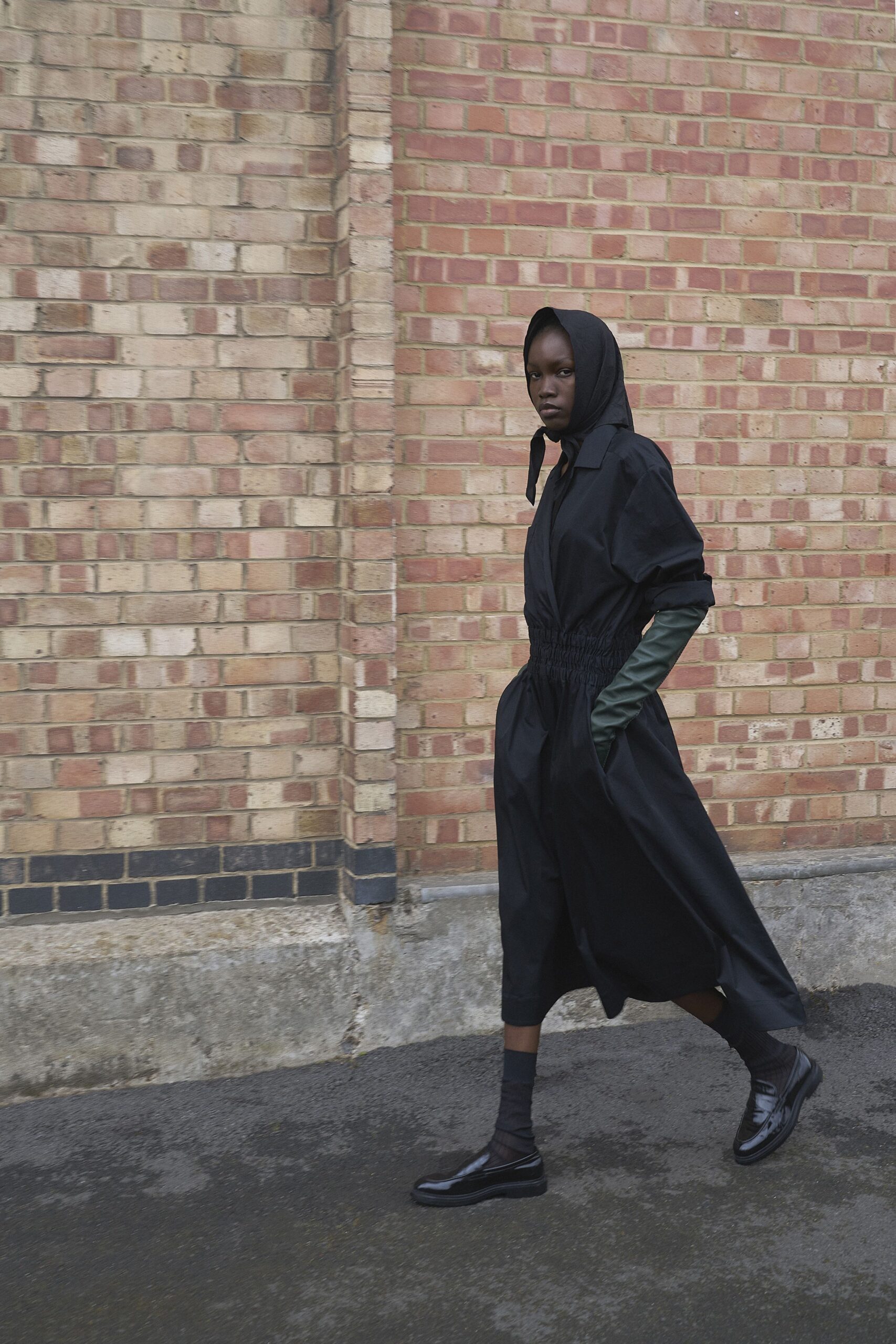 black relaxed midi dress with shoes