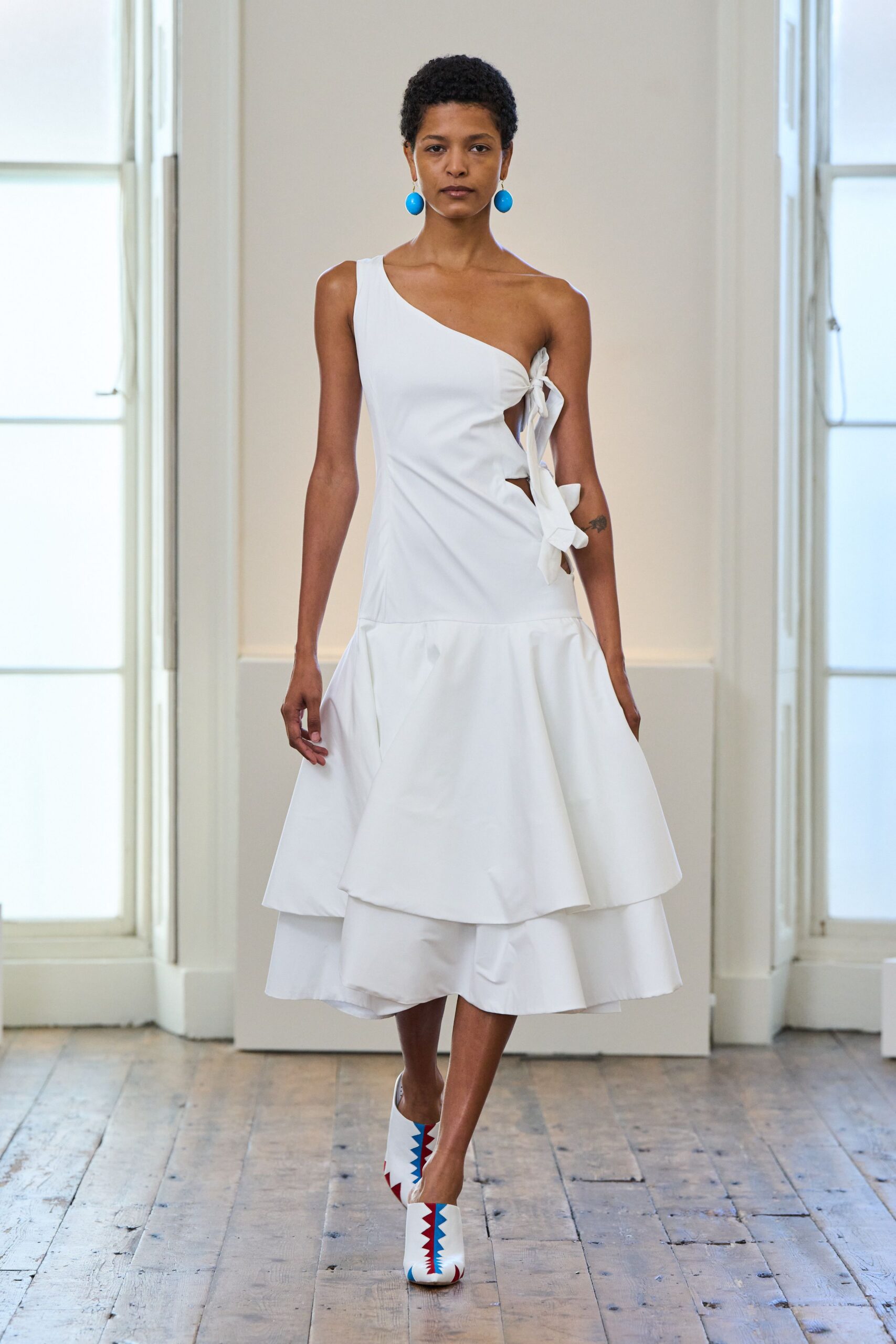 white asymmetric tiered dress with shoes