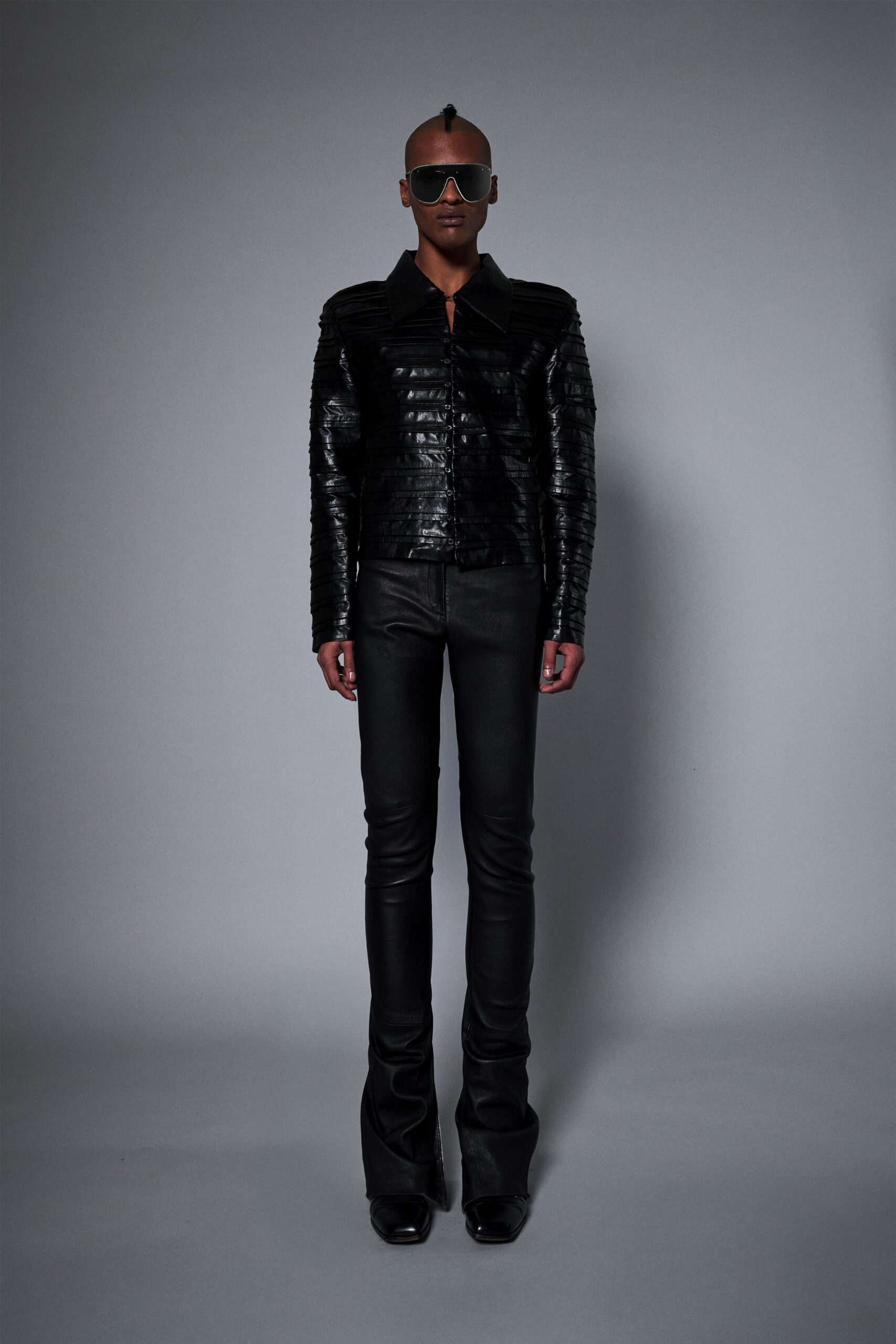 black leather long-sleeve collared fitted pleated jacket