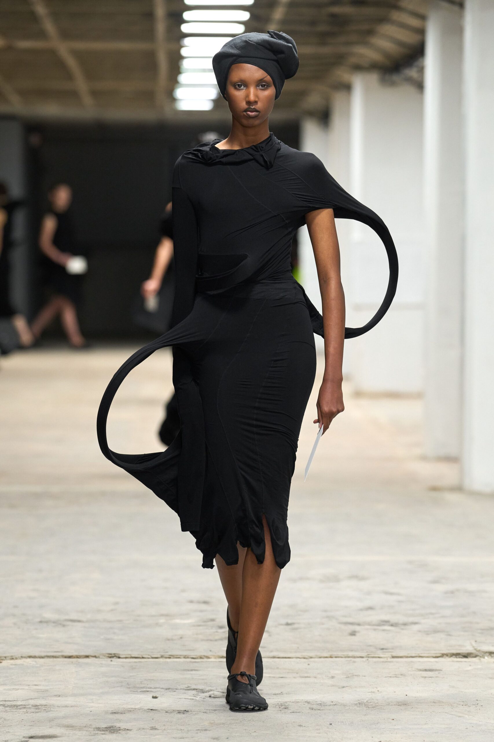 black fitted midi dress with hat