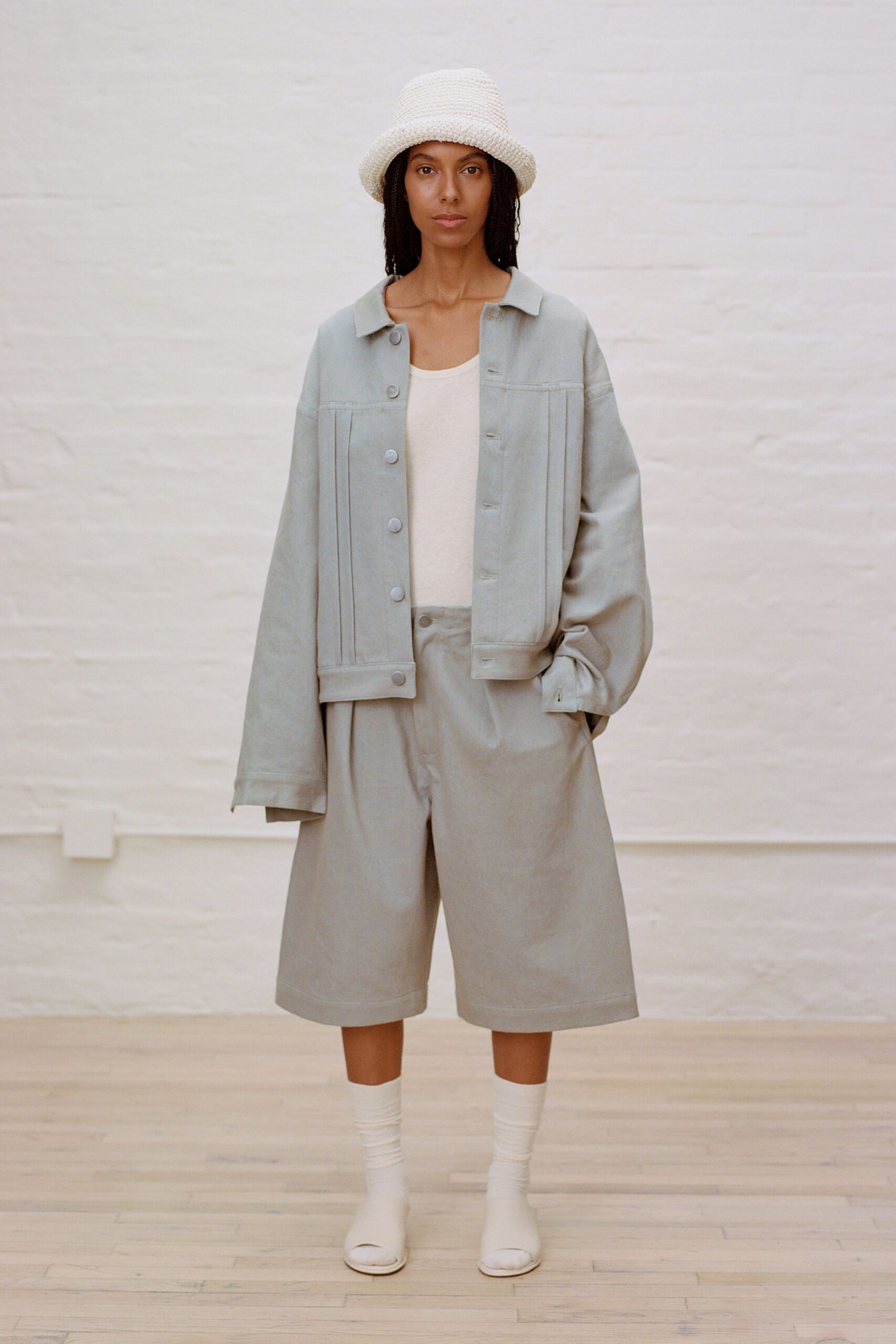 gray cotton long-sleeve collared relaxed buttoned pleated jacket