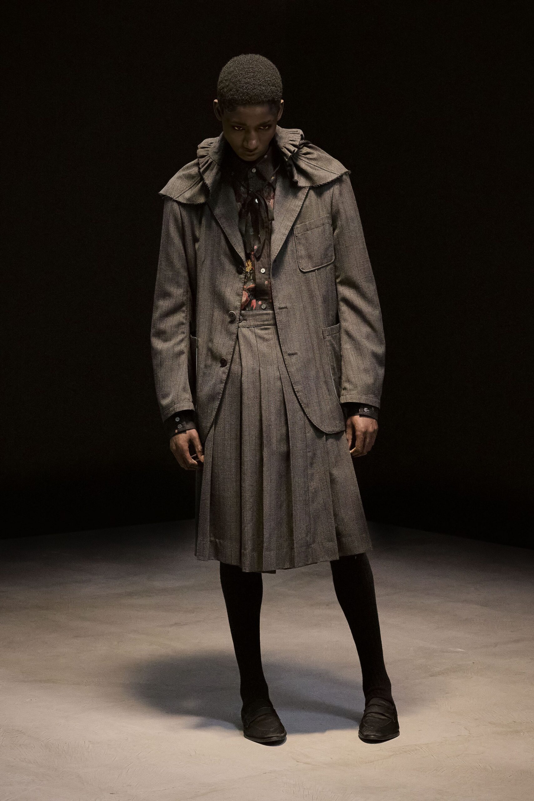 gray wool long-sleeve collared structured buttoned pleated blazer