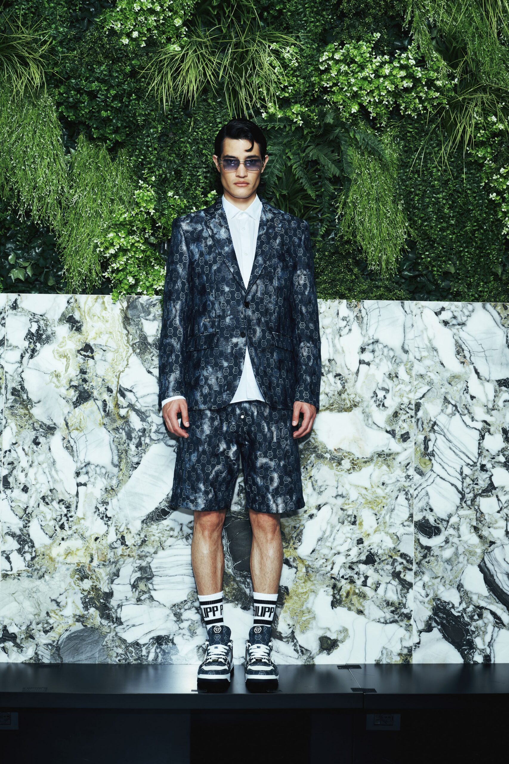 black cotton long-sleeve collared tailored printed suit