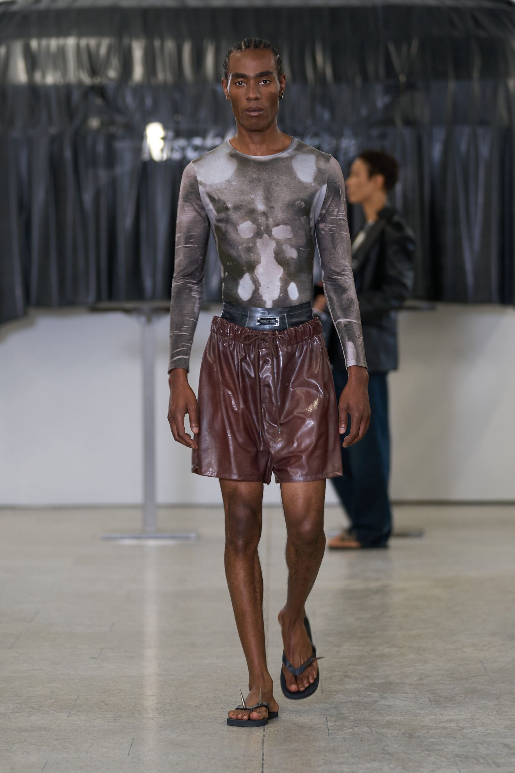 brown leather relaxed zippered short shorts