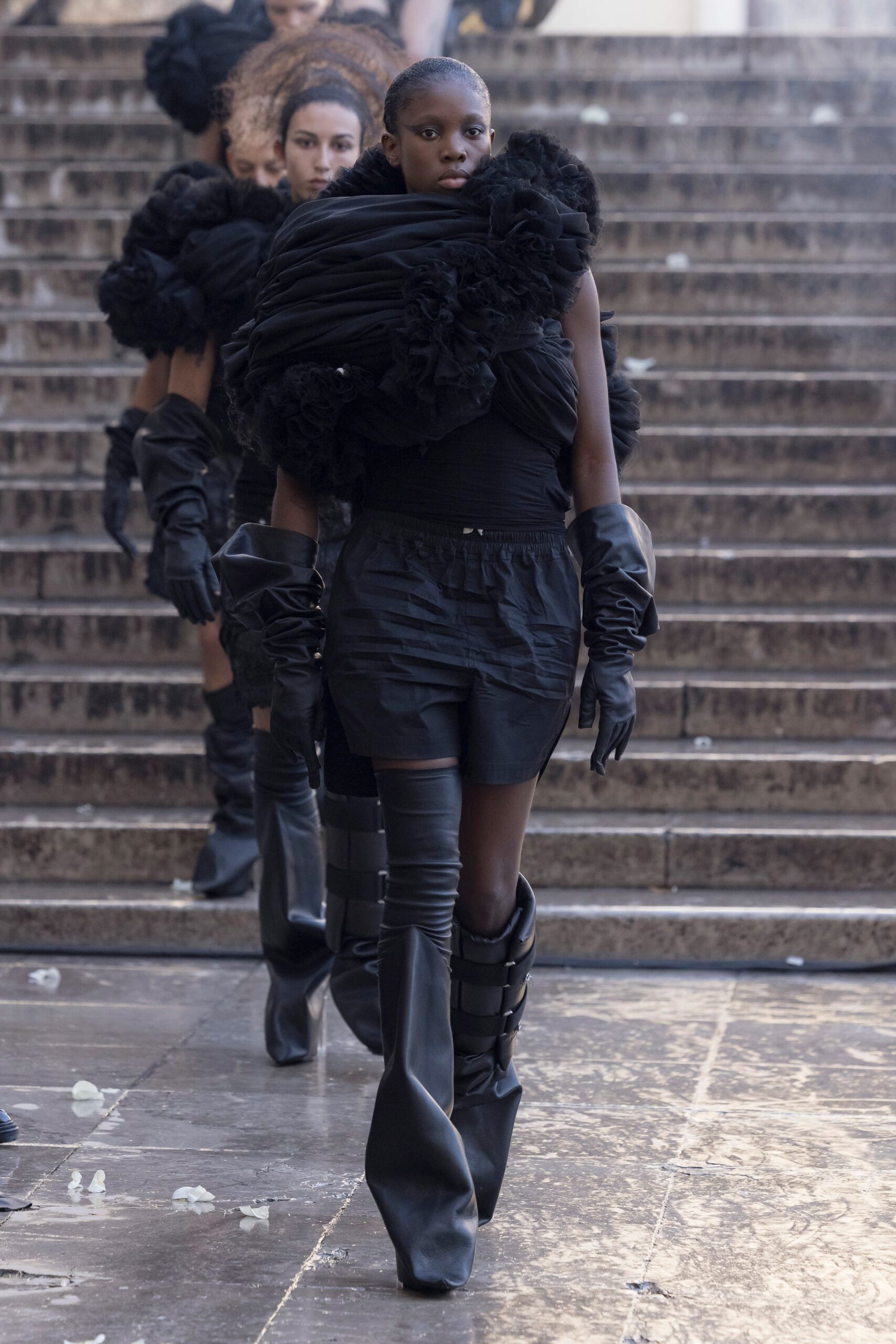 black leather fitted gloves